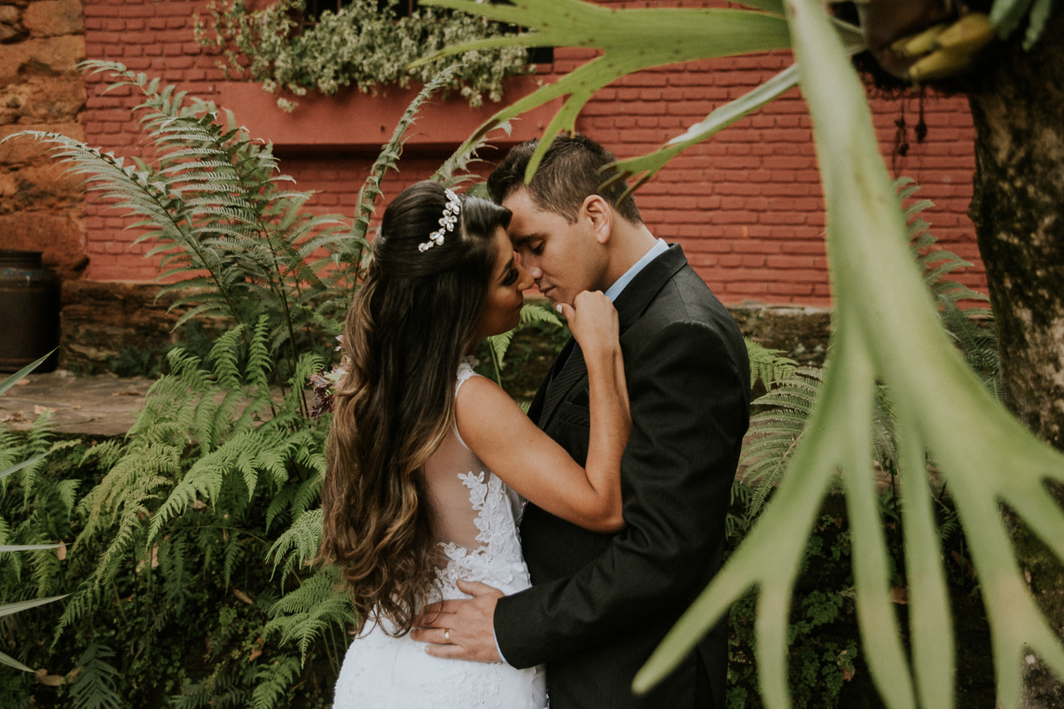 fotografia de oós casamento fazenda arraial velho em sabara no qual os noivos estão se abraçando em uma fotografia criativa de pós casamento