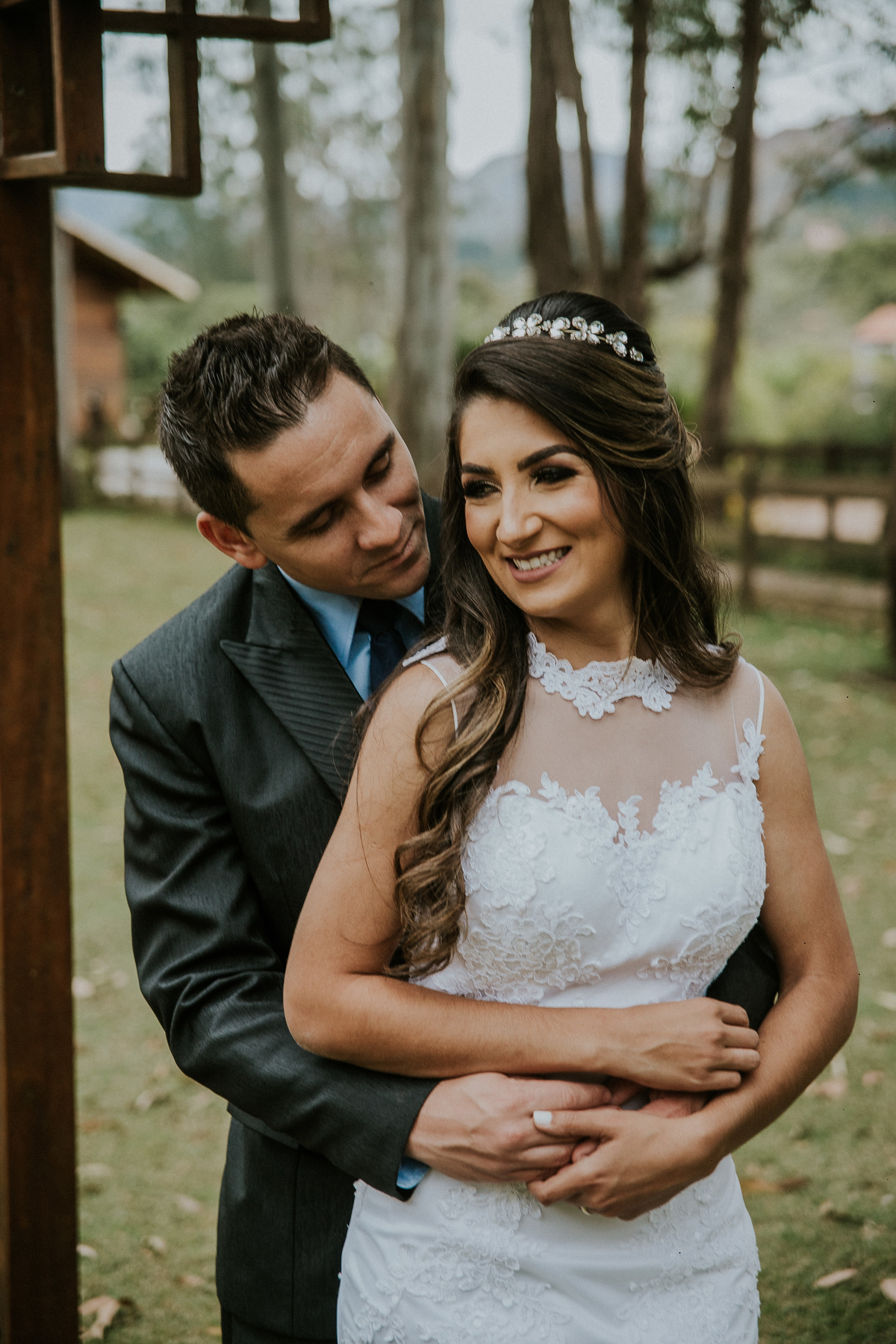 Inspiração de fotos de pós casamento no qual os noivos estão sorrindo 