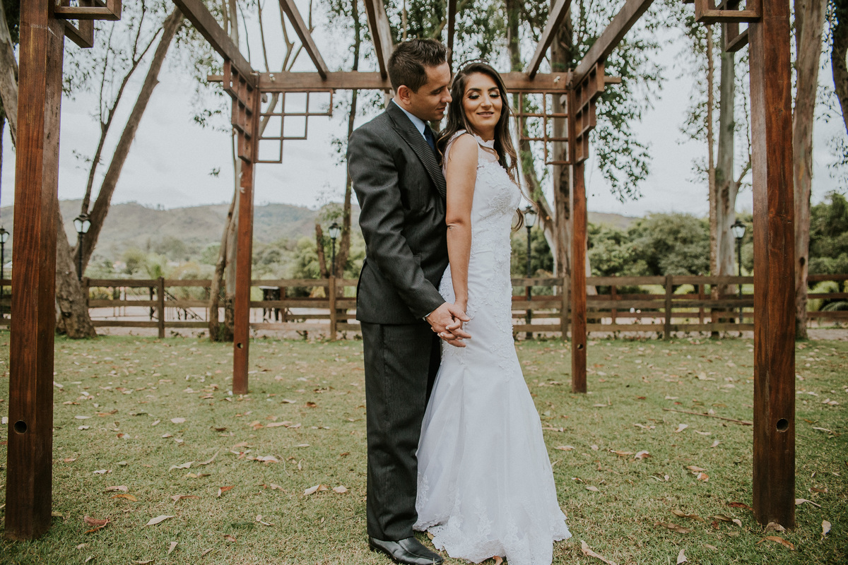 fotografia de pós casamento rustico feito na fazenda arraial velho em sabará