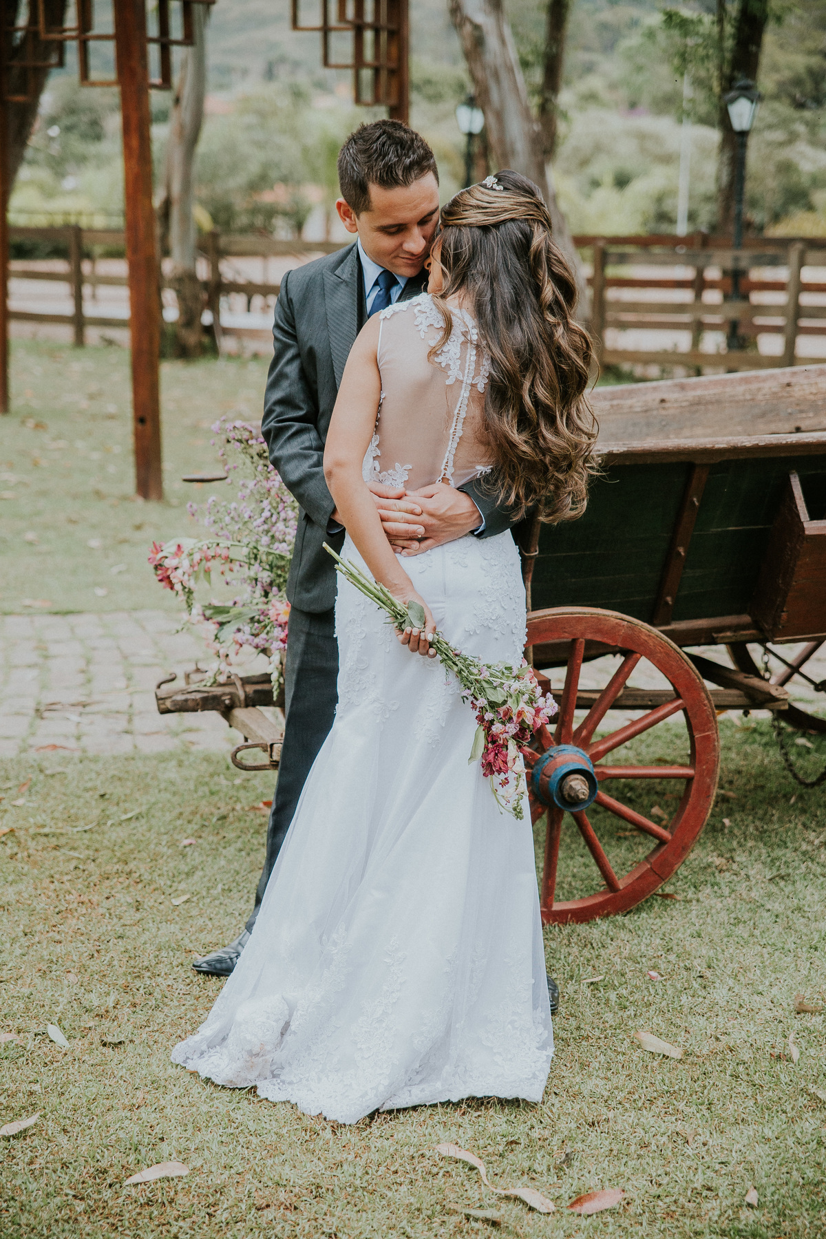 fotografia de pós casamento rustico feito na fazenda arraial velho em sabará