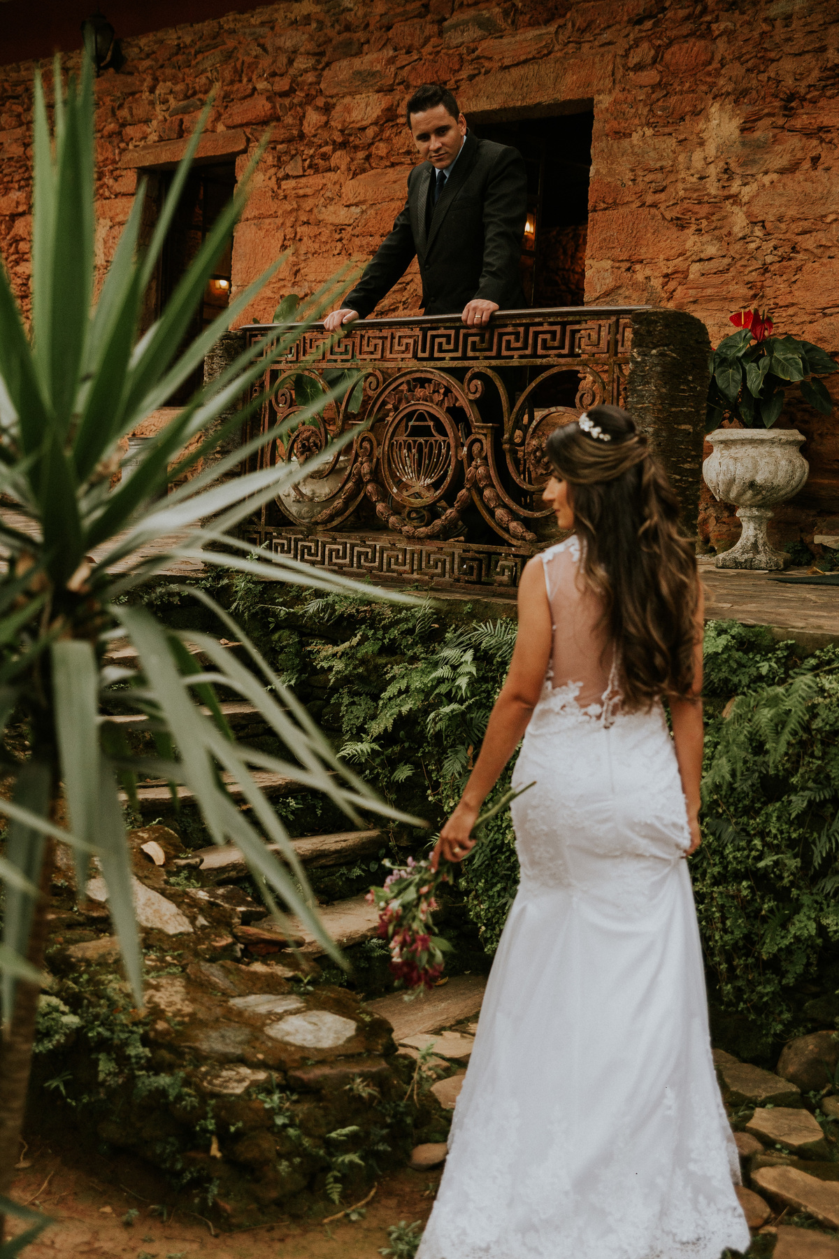 fotografia de pós casamento rustico no qual os a noiva está de costas e mostra seu penteado de noiva para o dia