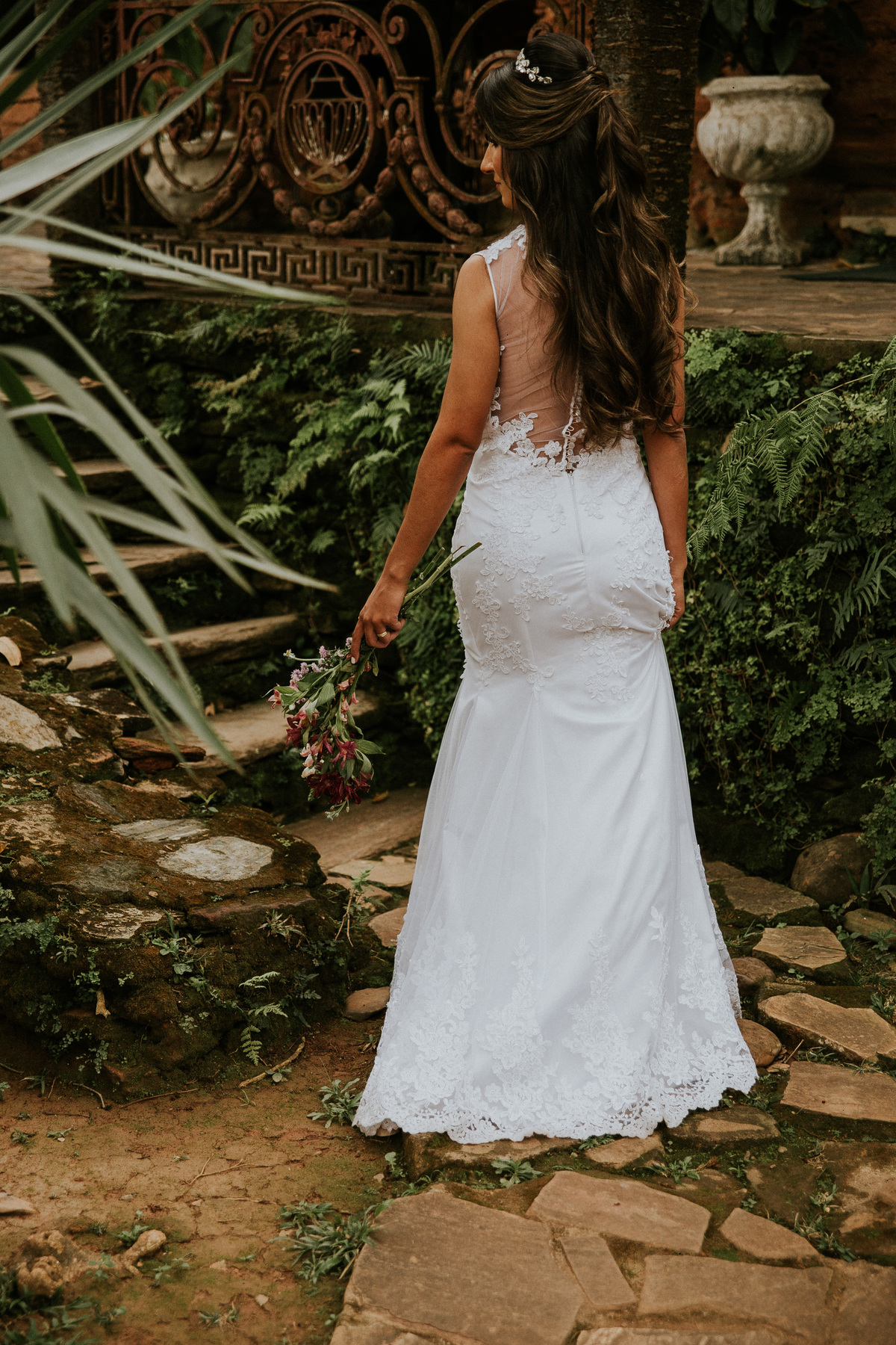 fotografia de pós casamento rustico no qual os a noiva está de costas e mostra seu penteado e vestido de noiva para o dia