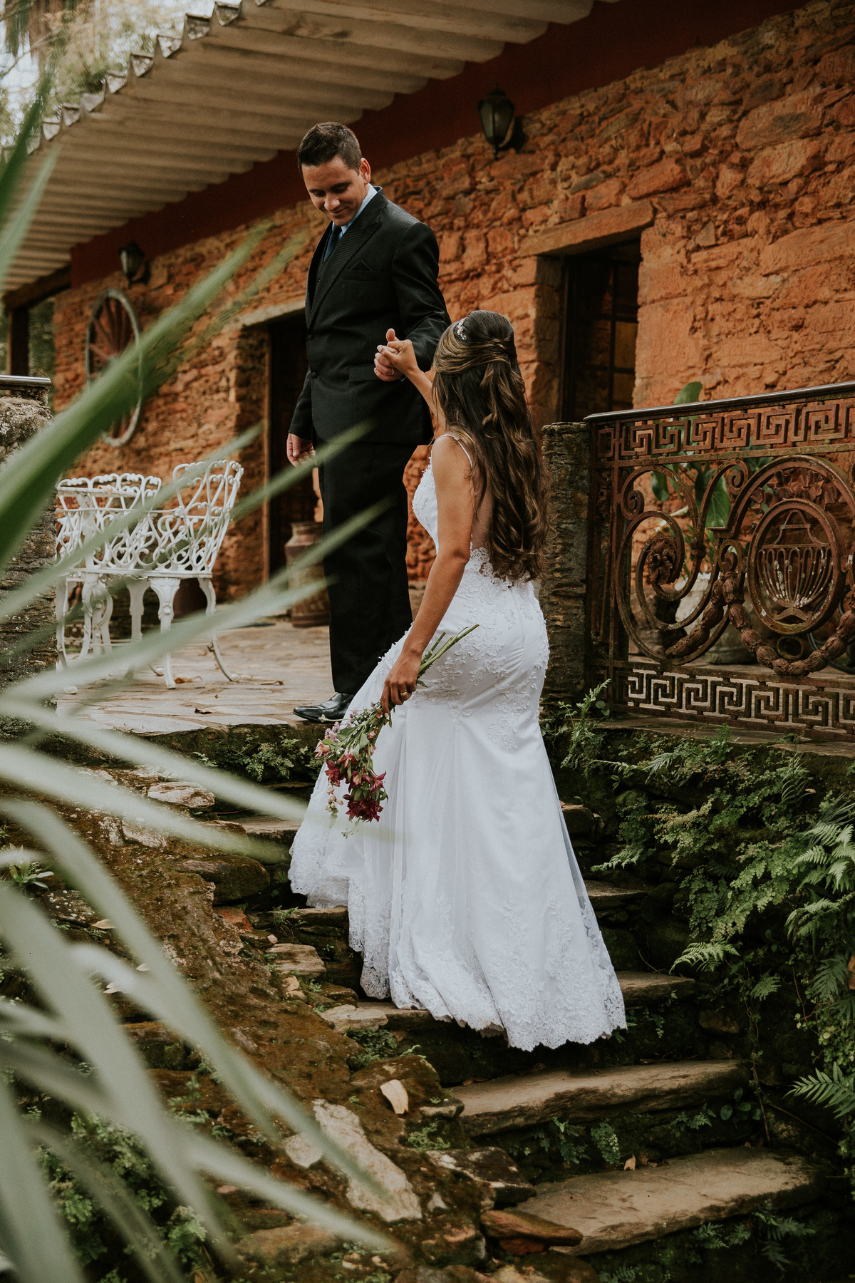 Fotografia criativa de pós casamento rustico na fazenda arraial velho em sabara no qual os noivos estão de mãos dadas e caminhando juntos