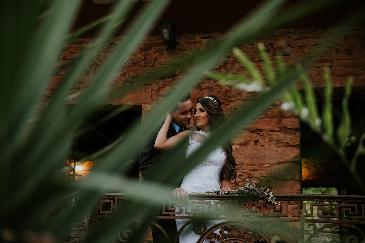 Fotografia criativa de pós casamento rustico na fazenda arraial velho em sabara no qual os noivos estão abraçados e se olhando