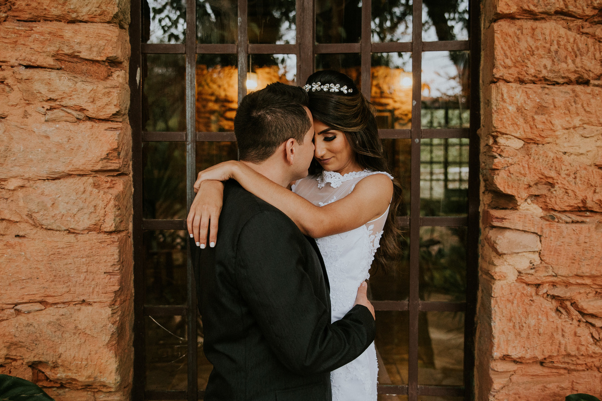 Noivos se abraçando durante as fotografias de pós casamento na fazenda arraial velho