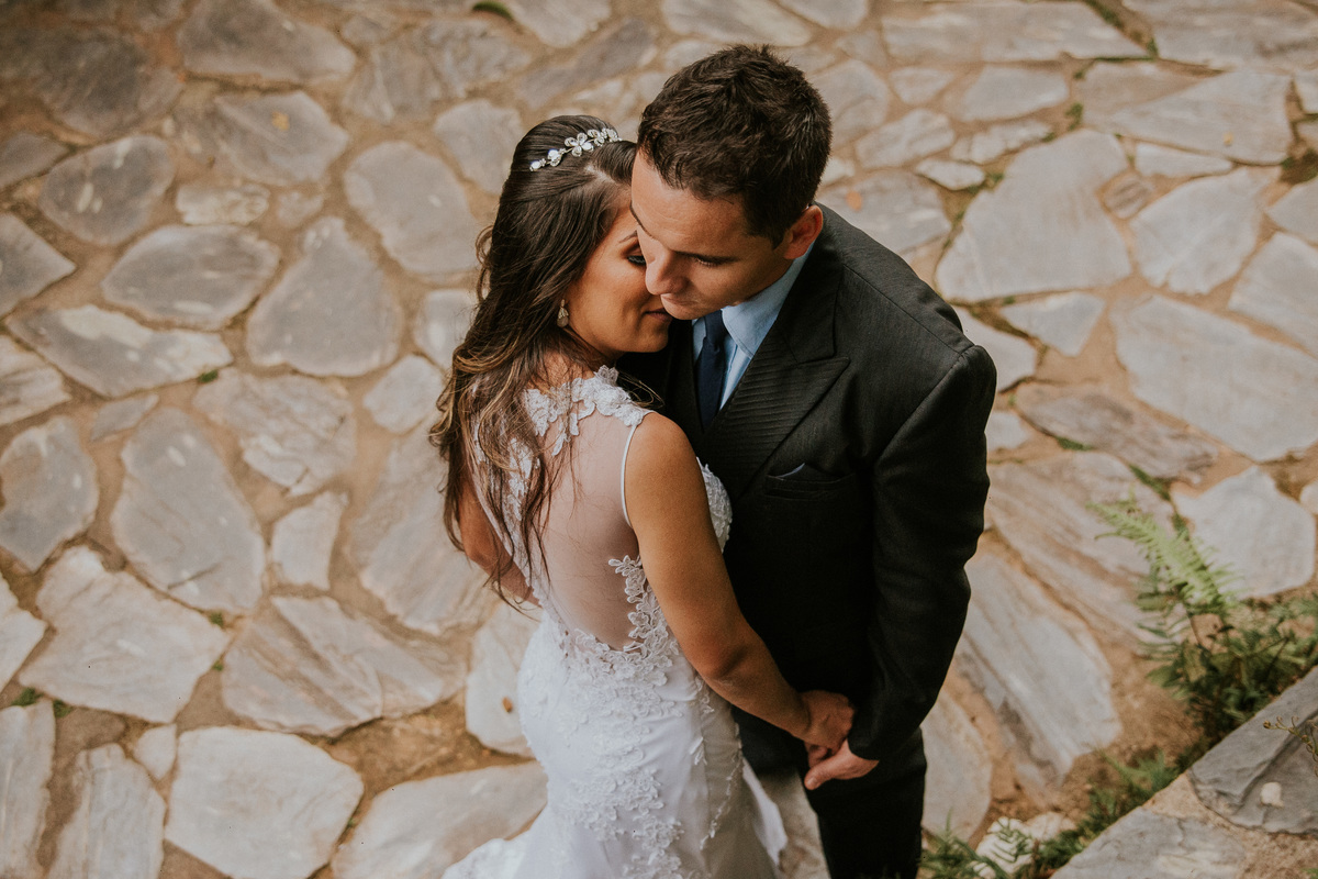 Fotografia criativa de pós casamento na fazenda arraial velho em sabara no qual os noivos estão se olhando