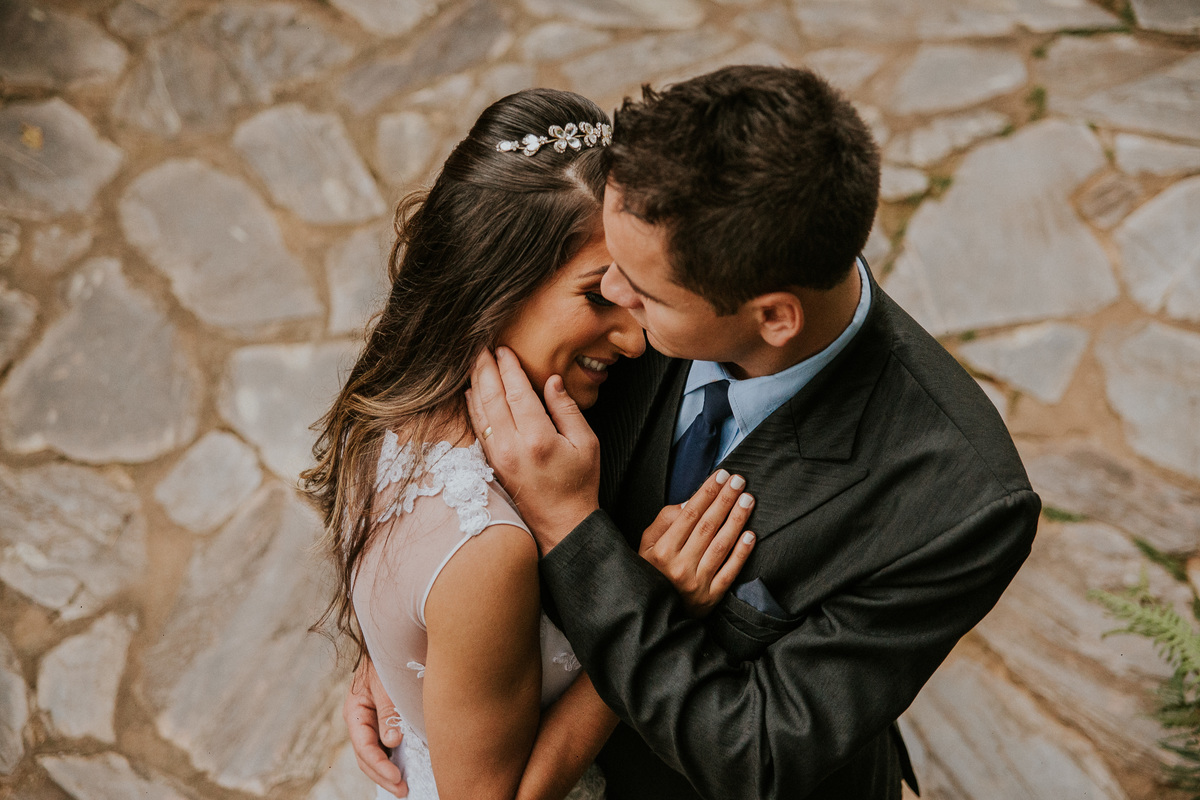 Fotografia criativa de pós casamento na fazenda arraial velho em sabara no qual os noivos estão se olhando