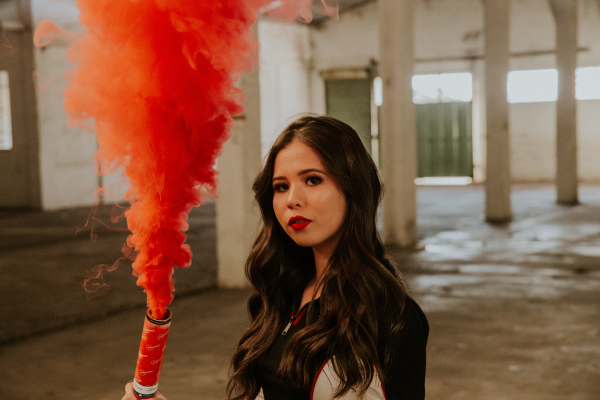 ensaio feminino estilo Tumblr com fumaça colorida