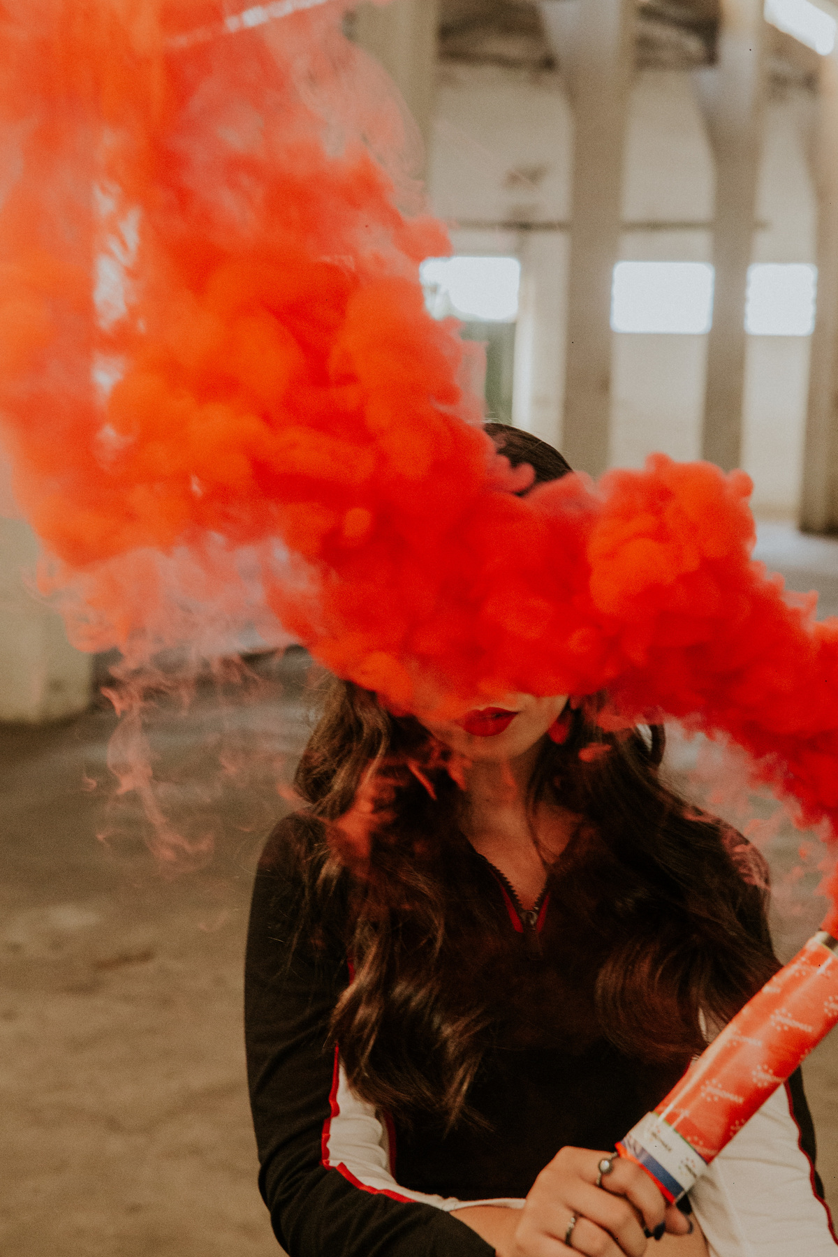 ensaio feminino estilo Tumblr com fumaça colorida