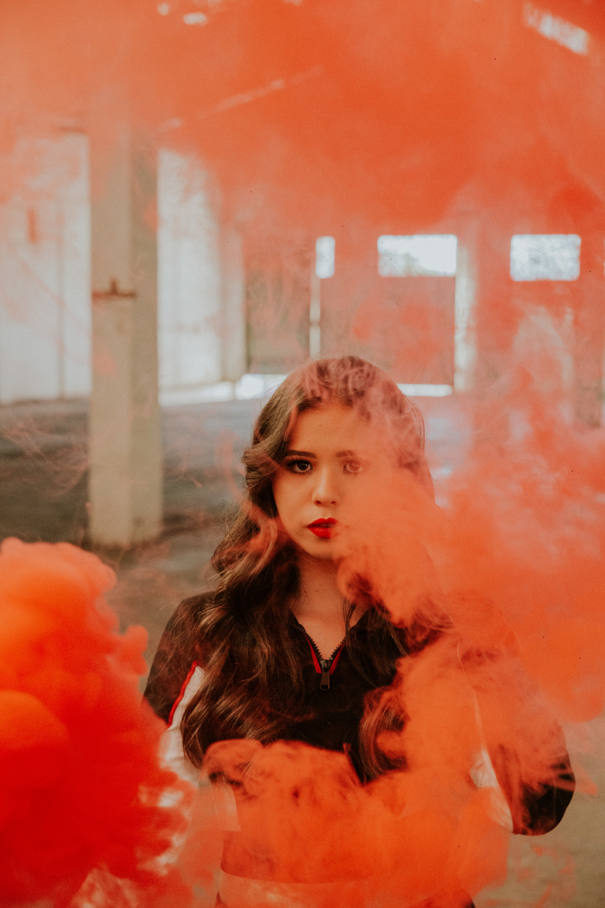 ensaio feminino estilo Tumblr com fumaça colorida