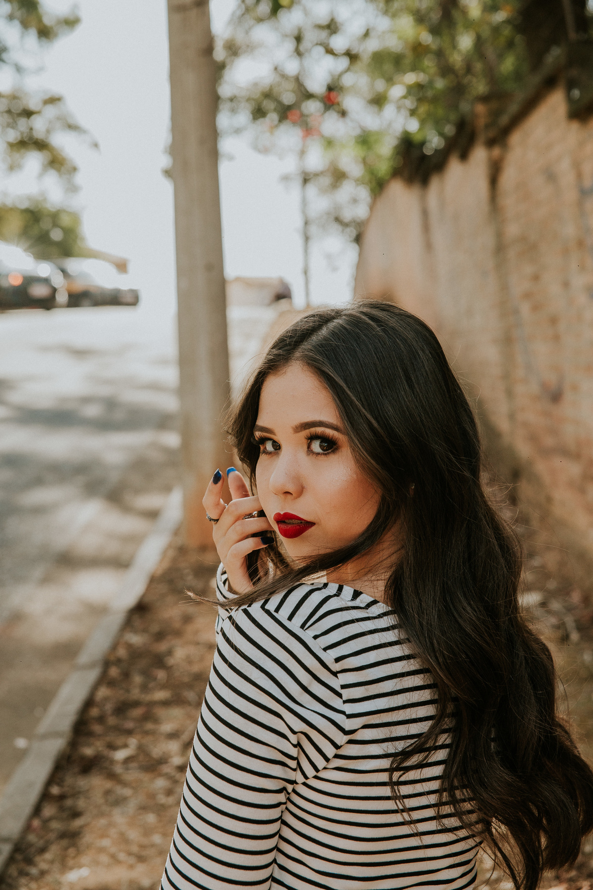 Ensaio feminino em Betim no qual a modelo está olhando para o fotografo