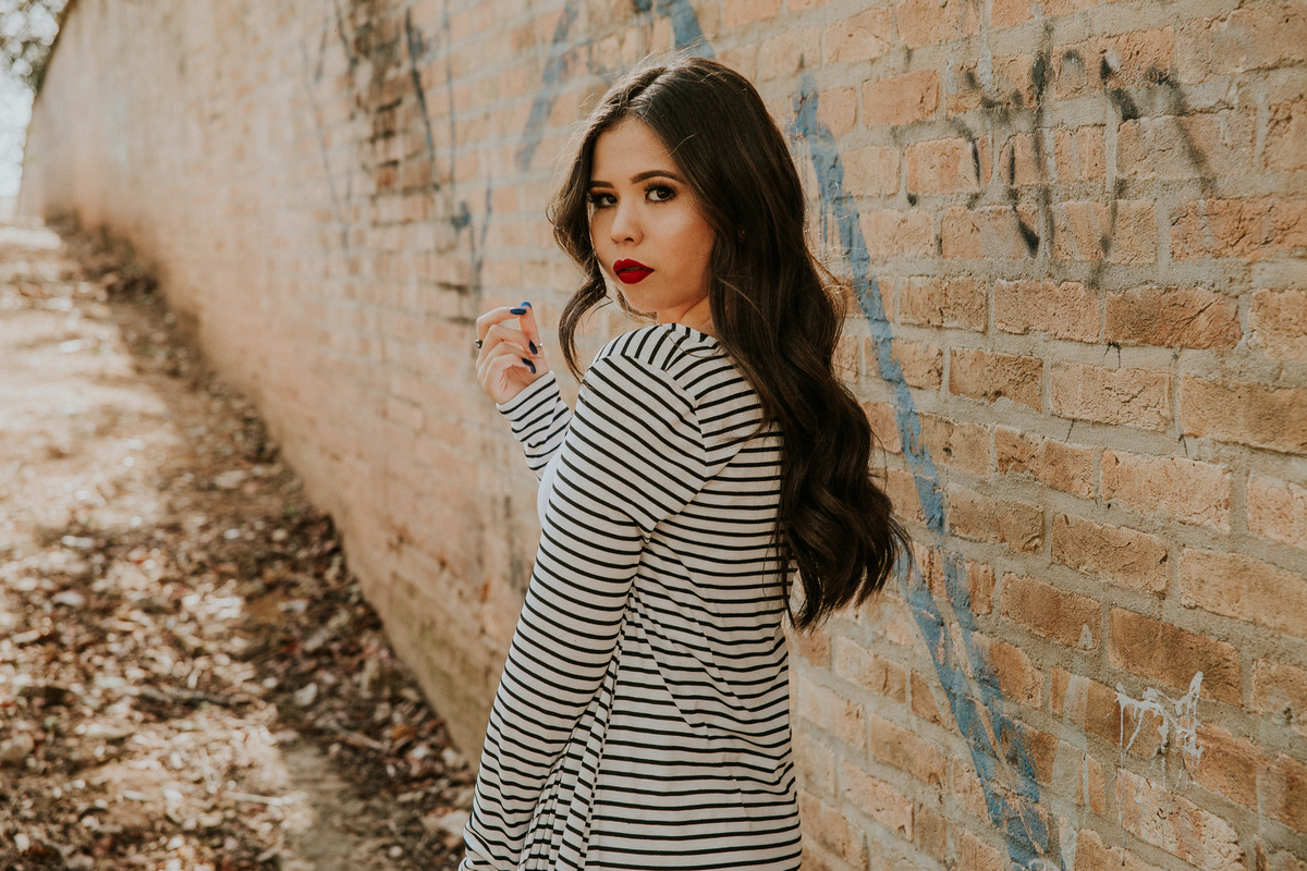 Ensaio criativo de 15 anos no qual o retrato foi feito no por do sol