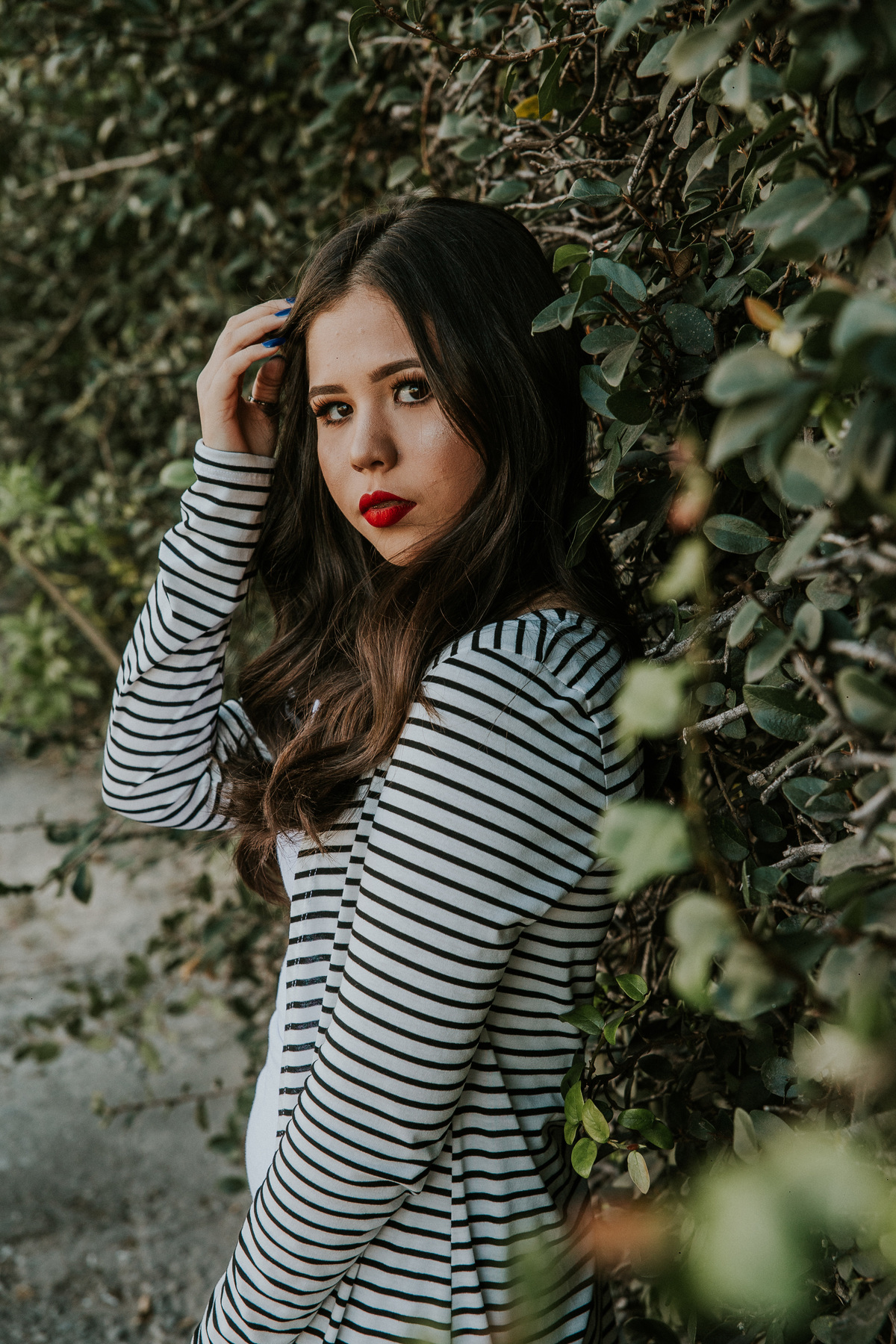 ensaio feminino em betim no qual a modelo de 15 anos está fazendo uma pose criativa para foto