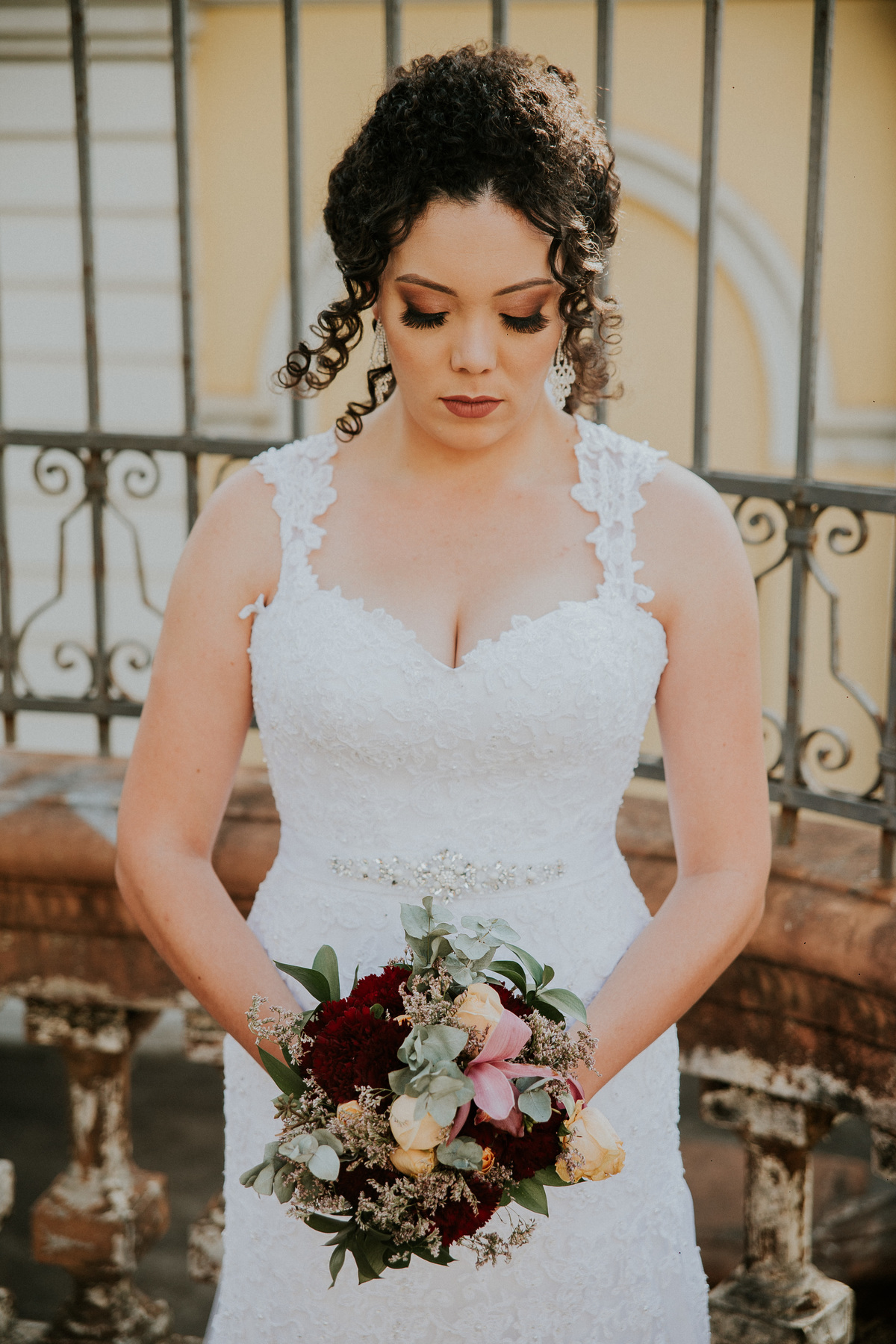 ensaio de pós casamento urbano feito no centro de belo horizonte no qual a noiva está segurando seu buque de flores de casamento