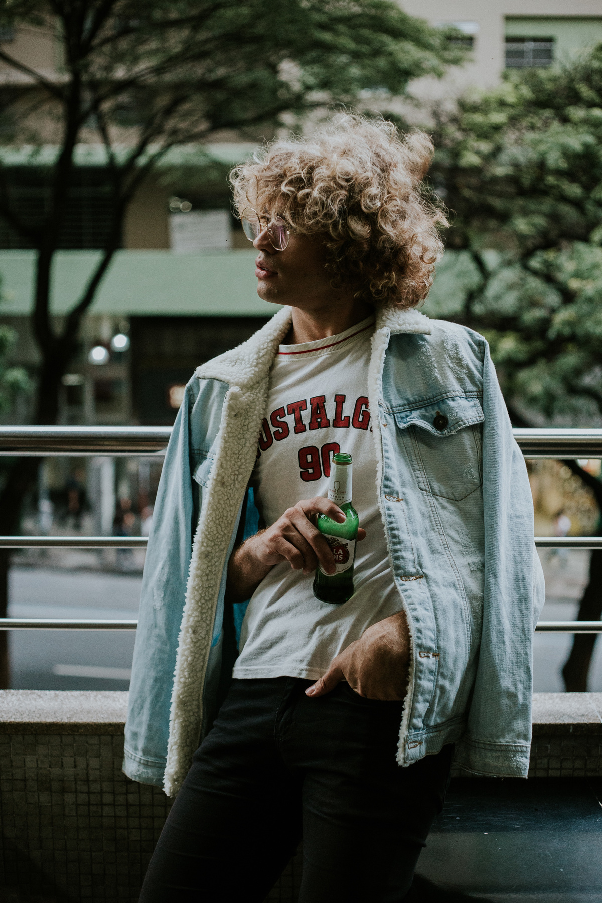 Ensaio masculino tumblr tomando cerveja no edificio maleta na rua da bahia em belo horizonte