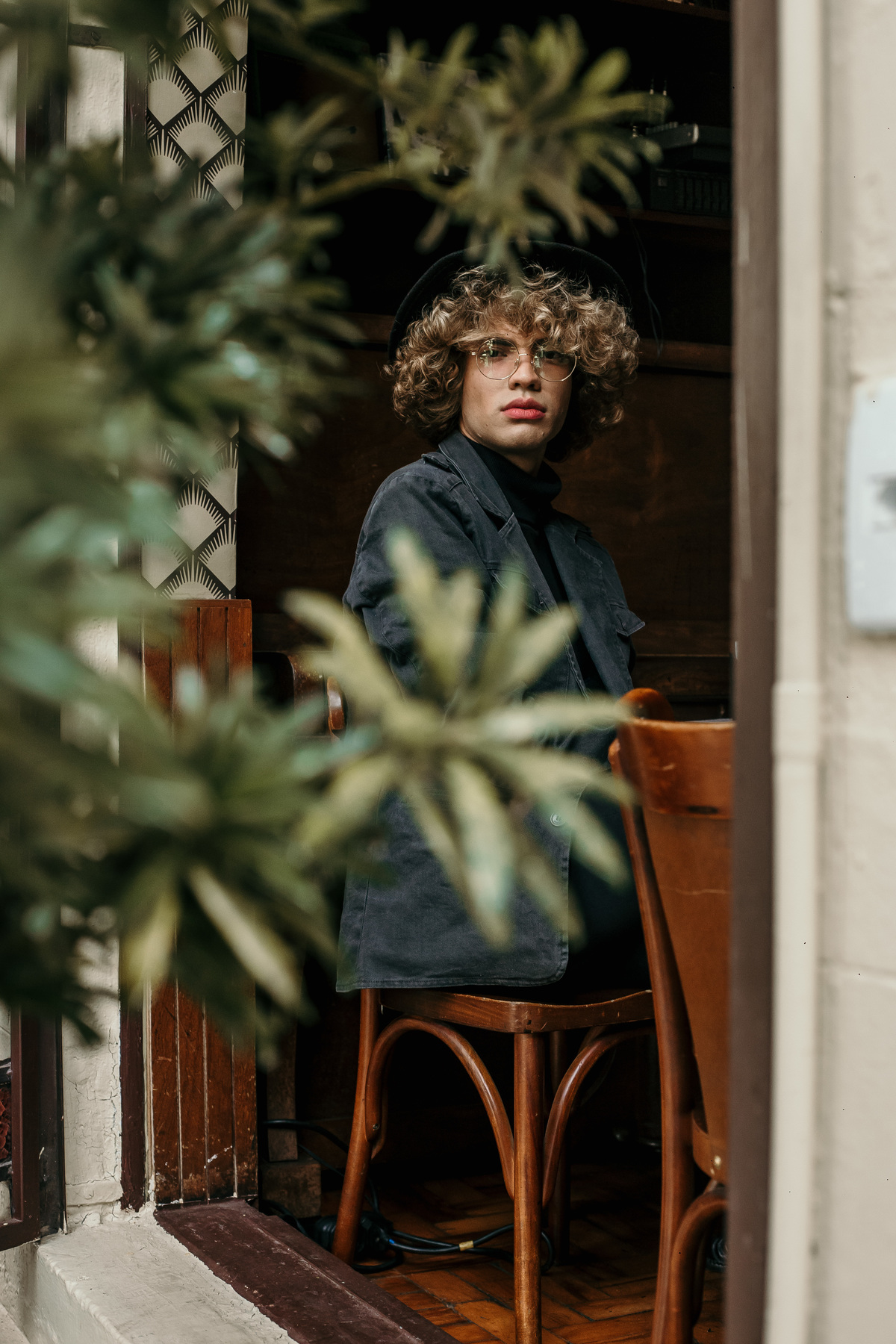 retrato masculino com luz de janela feito na savassi em belo horizonte