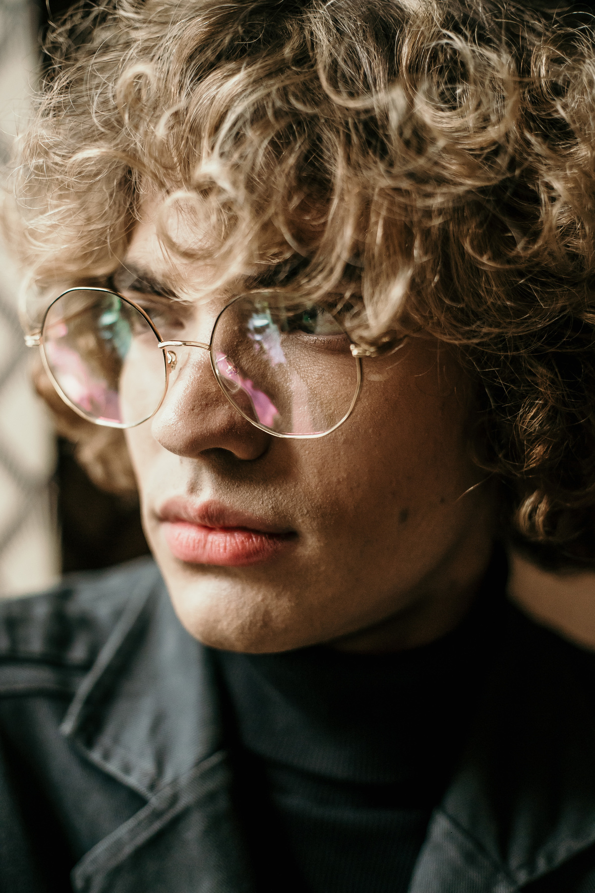 retrato masculino tumblr usando oculos de lentes transparentes em uma cafeteria na savassi