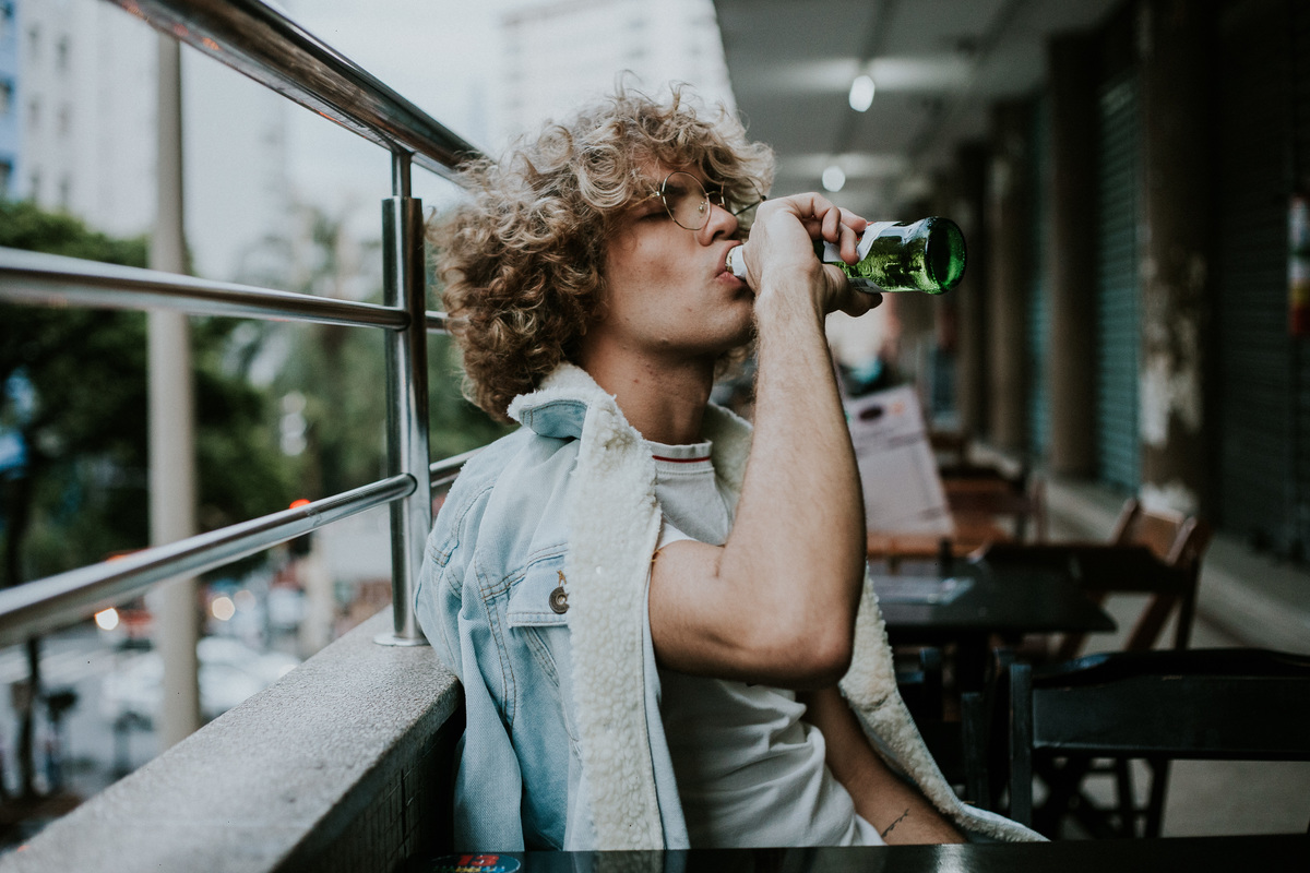 Ensaio masculino tumblr tomando cerveja no edificio maleta na rua da bahia em belo horizonte