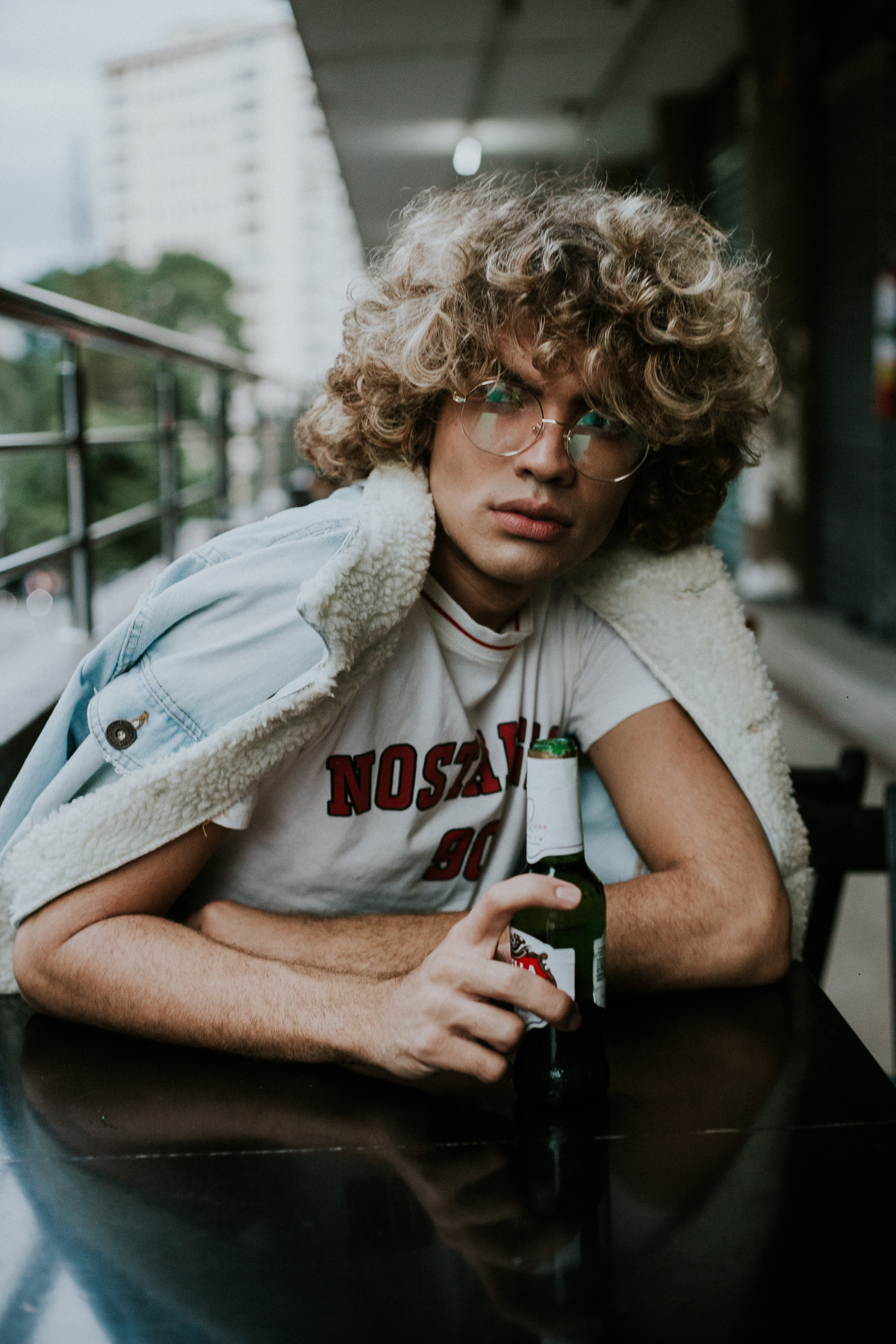 Ensaio masculino tumblr tomando cerveja no edificio maleta na rua da bahia em belo horizonte
