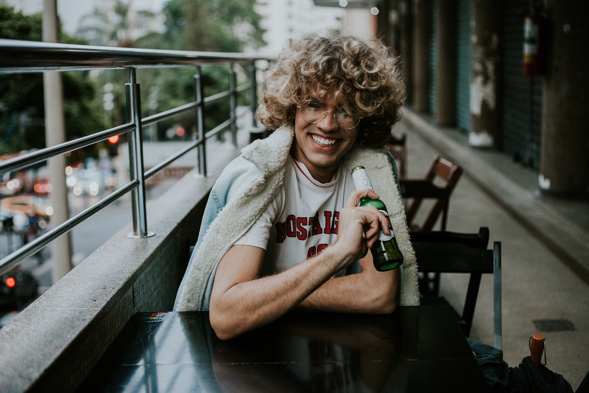 Ensaio masculino tumblr tomando cerveja no edificio maleta na rua da bahia em belo horizonte