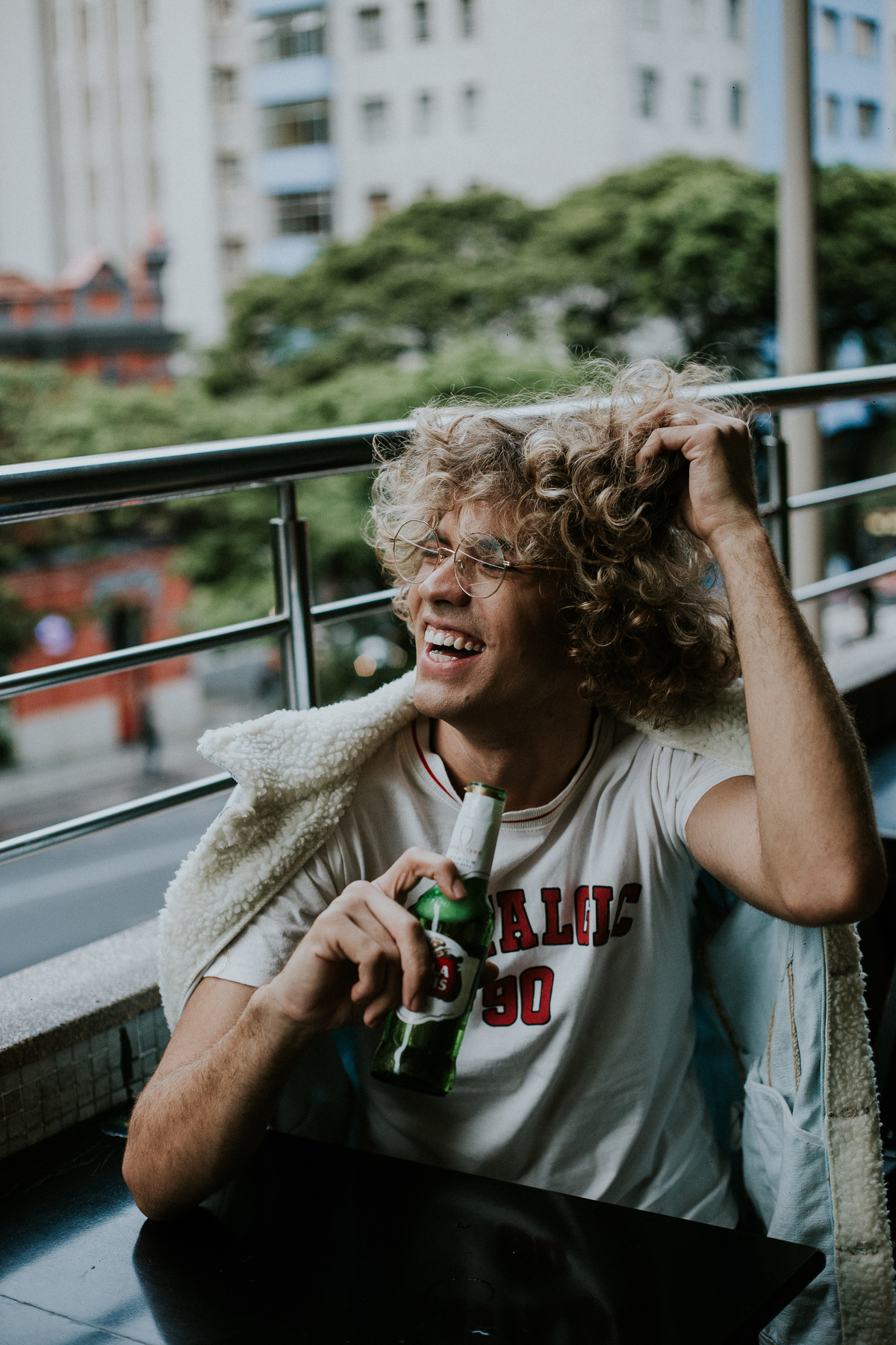 Ensaio masculino tumblr tomando cerveja no edificio maleta na rua da bahia em belo horizonte