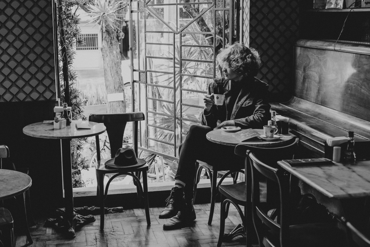 inspiração de ensaio masculino em uma cafeteria 