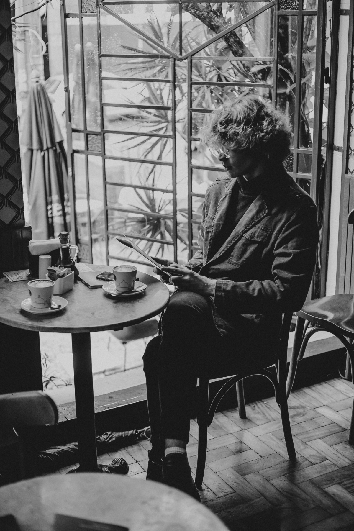 retrato masculino preto e branco em uma cafeteria