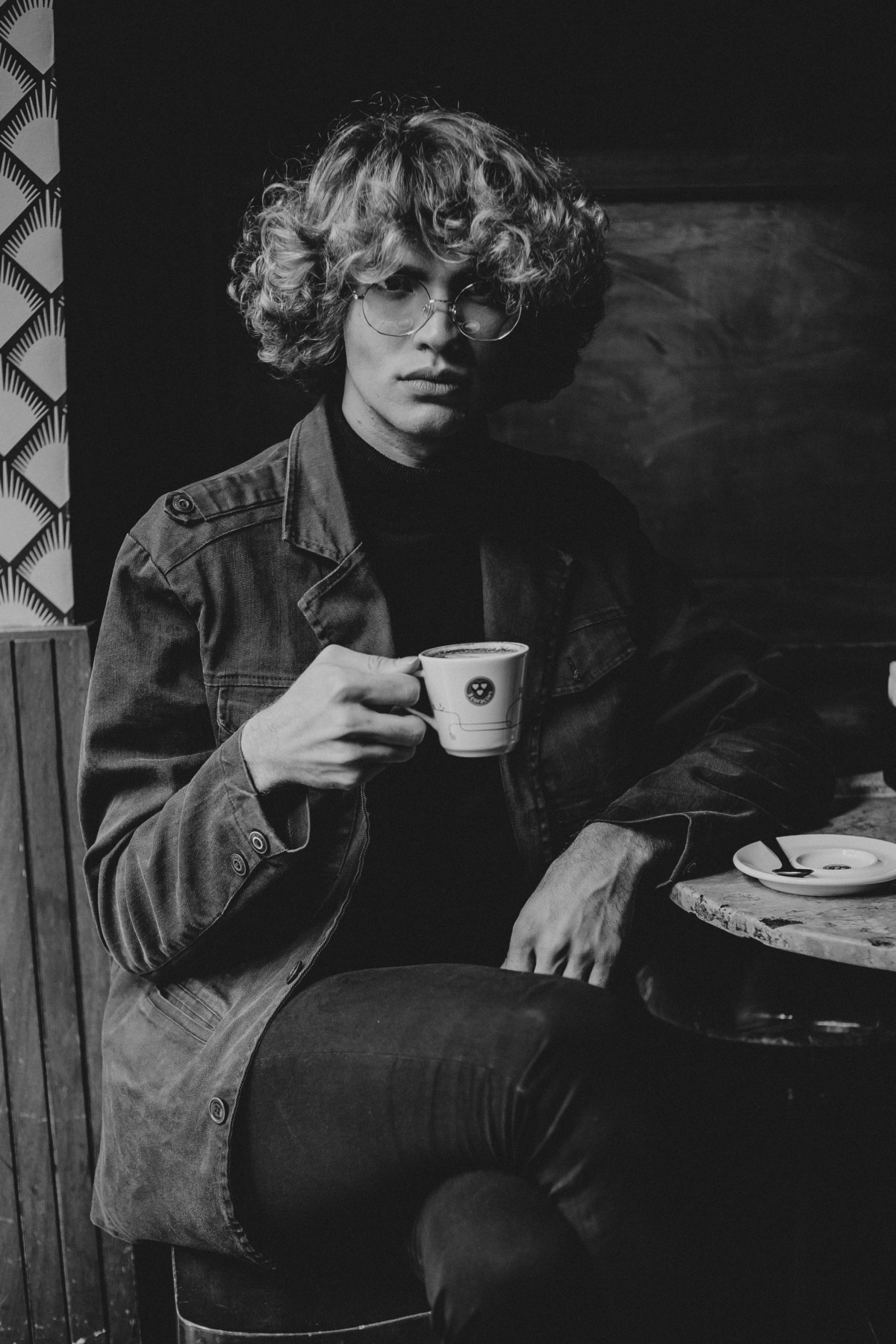 ensaio masculino tumblr em cafeteria em preto e branco