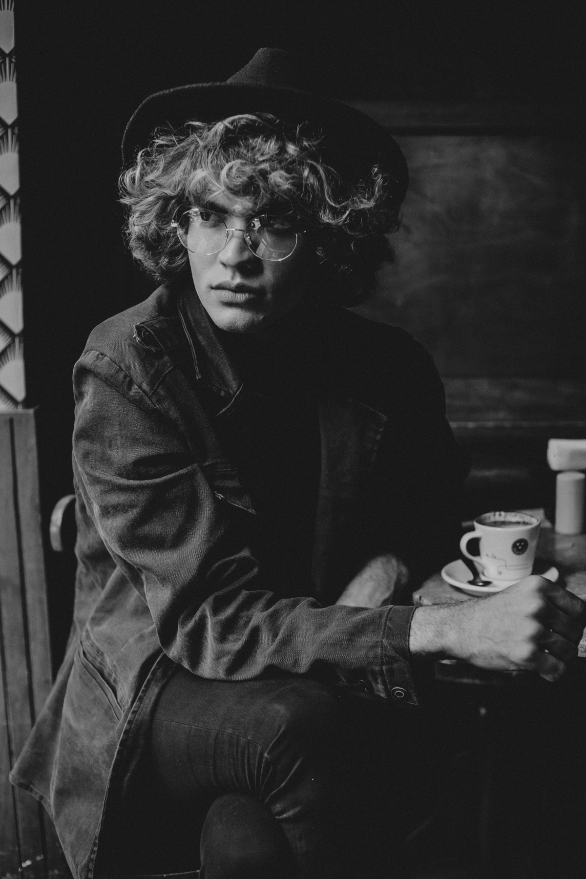 ensaio masculino tumblr em uma cafeteria