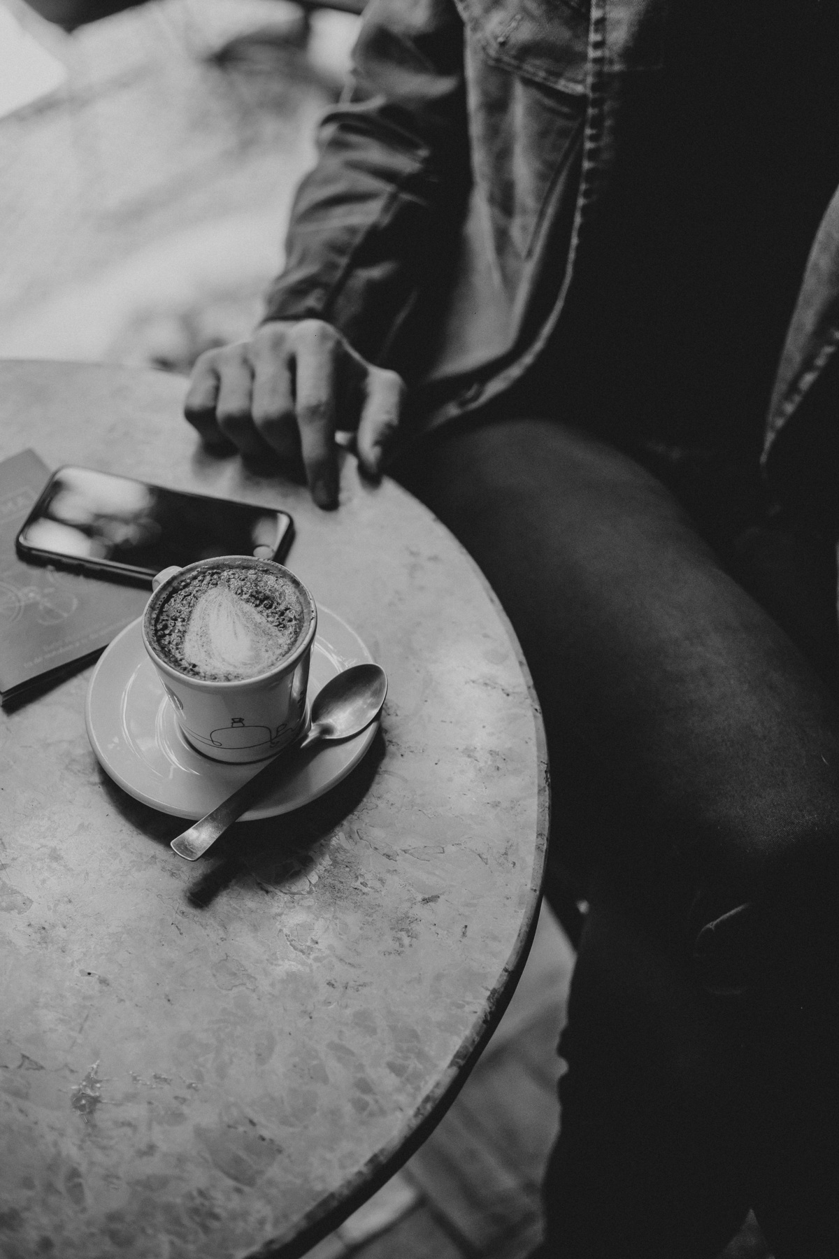 fotografia preto e branca em uma cafeteria na savassi