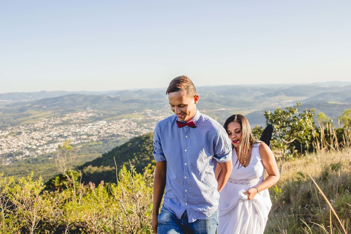 fotos no por do sol de recem casados, no alto da serra, caminhando felizes, fotos nas serras de Minas Gerais
