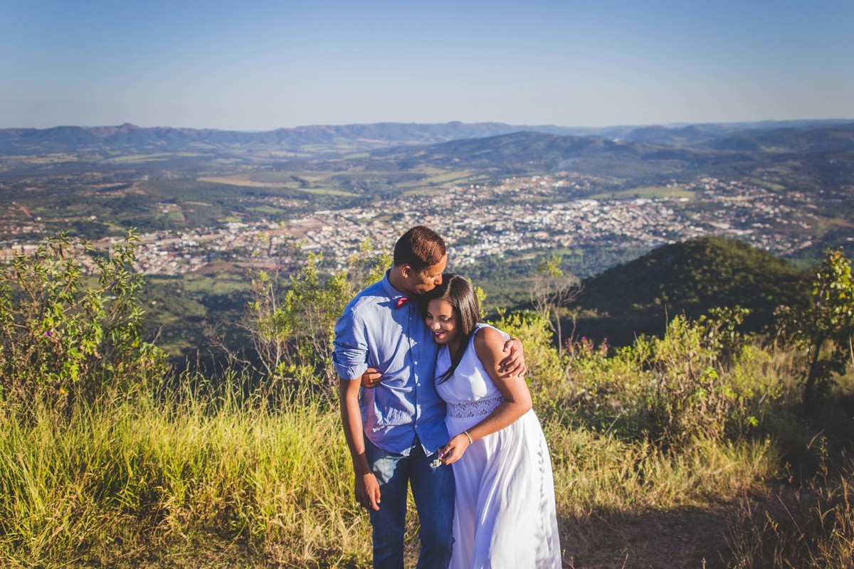 fotos no por do sol de recem casados, eles estão sorrindo e abraçados olhando um para o outro com um olhar apaixonado