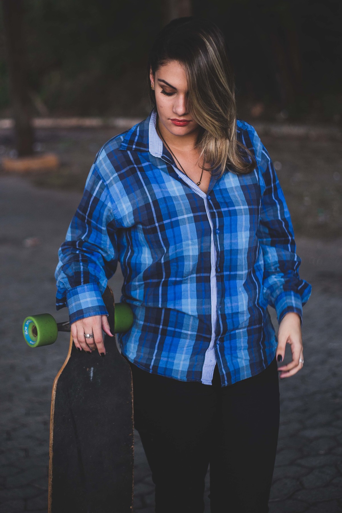 Ensaio fotografico no por do sol, mulher usando roupas masculinas e aboatoando a camisa, fotos feitas em Juatuba em posto abandonado, com skate