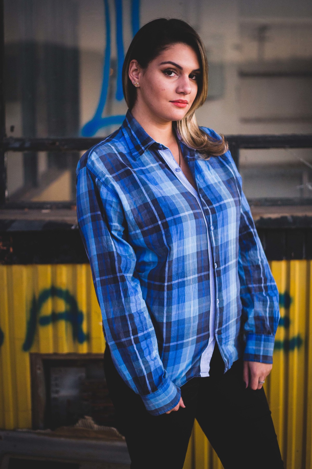 Ensaio fotografico no por do sol, mulher usando roupas masculinas e aboatoando a camisa, fotos feitas em Juatuba em posto abandonado,