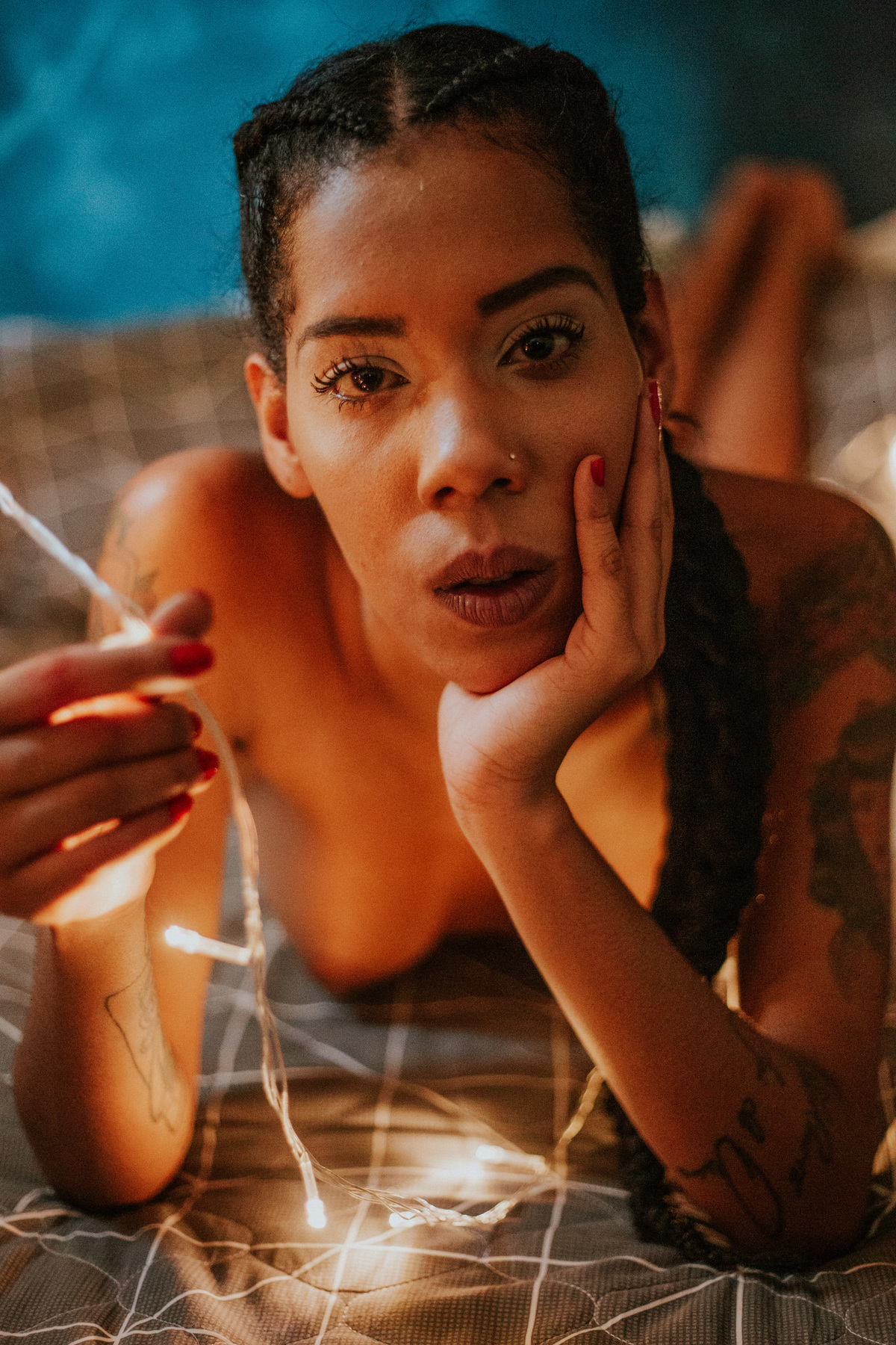 Ensaio sensual casual feminino usando luzes pisca pisca