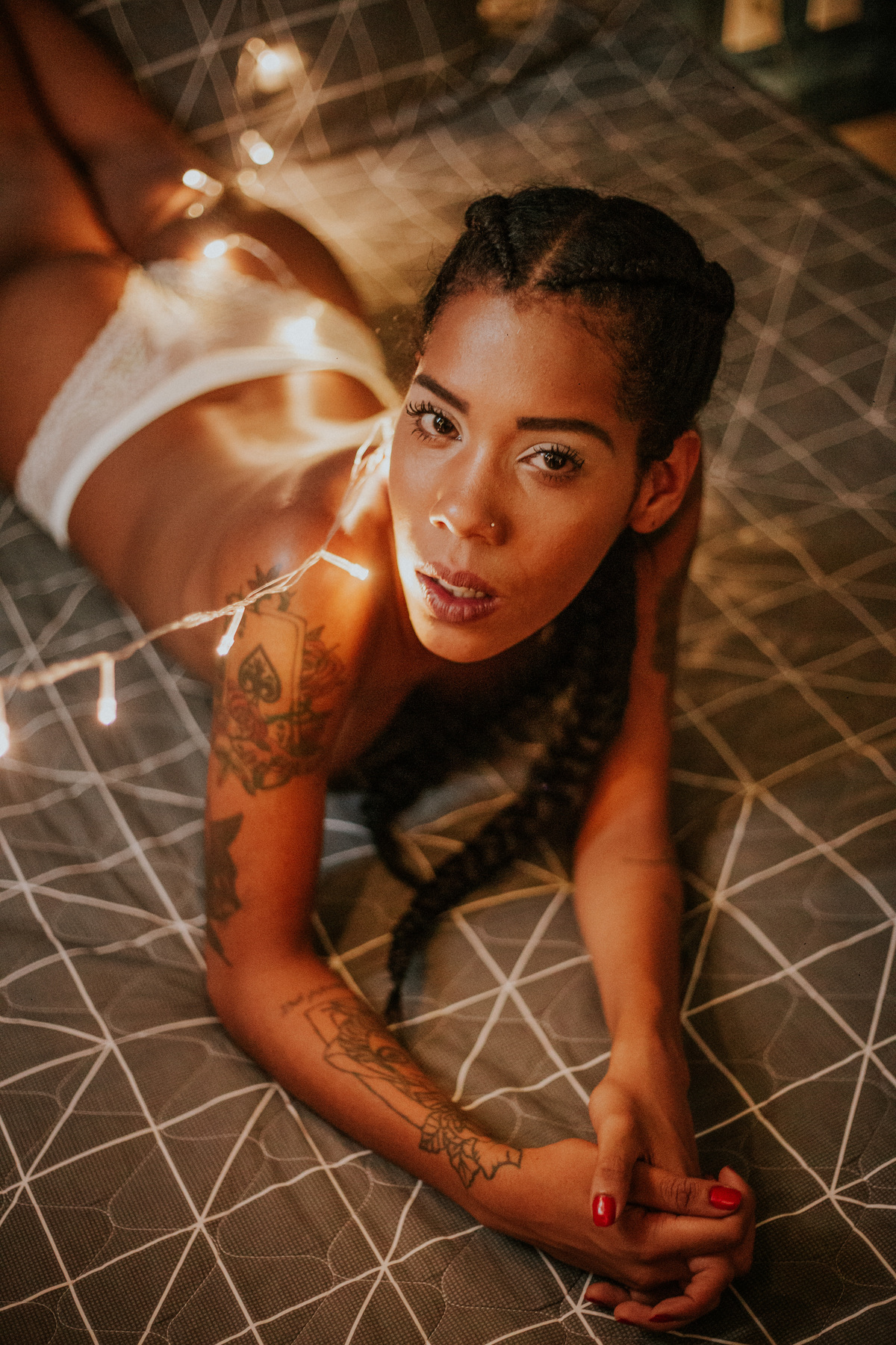Ensaio sensual casual feminino usando luzes pisca pisca