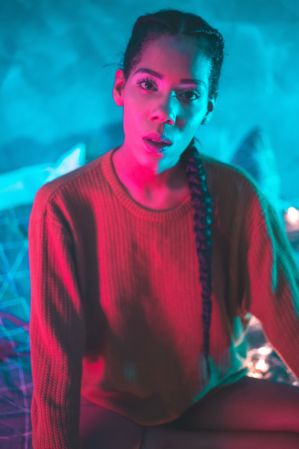 Ensaio sensual casual feminino usando luzes de neon vermelha e azul