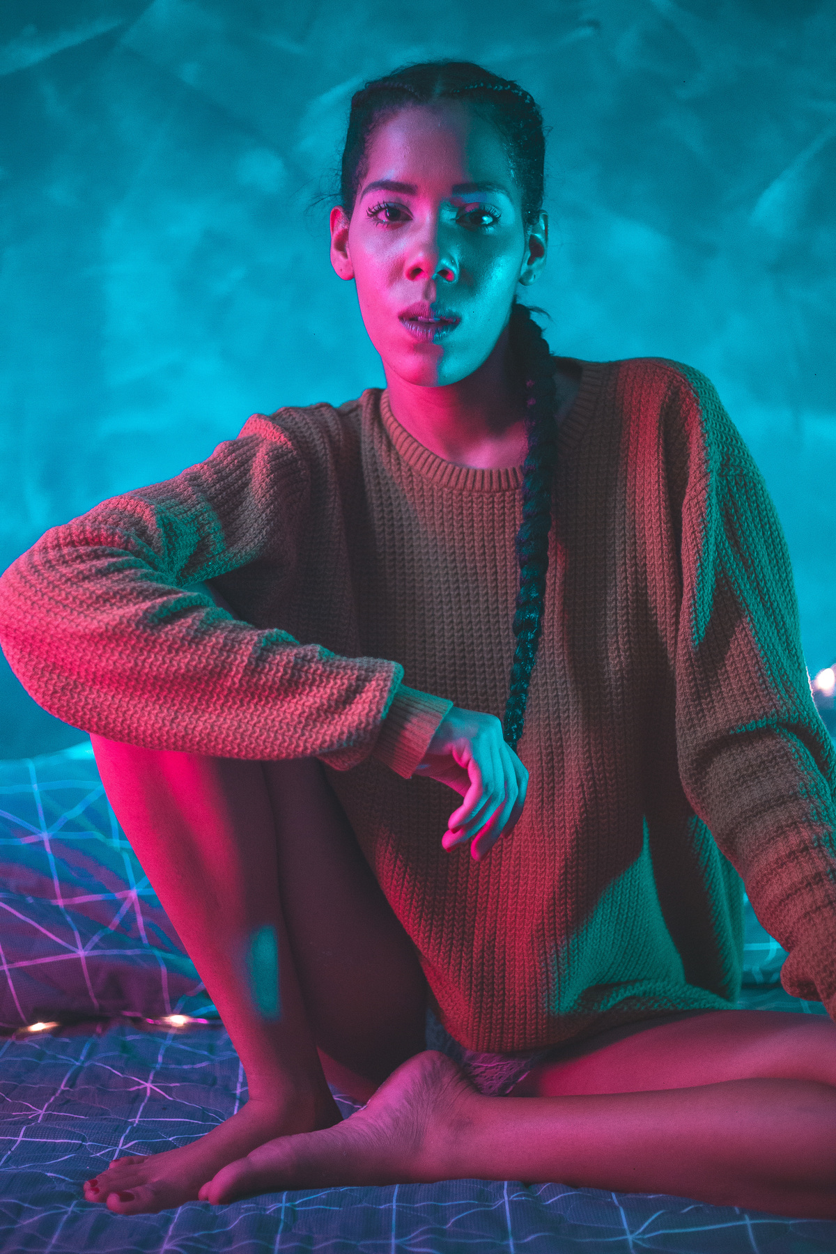 Ensaio sensual casual feminino usando luzes de neon vermelha e azul