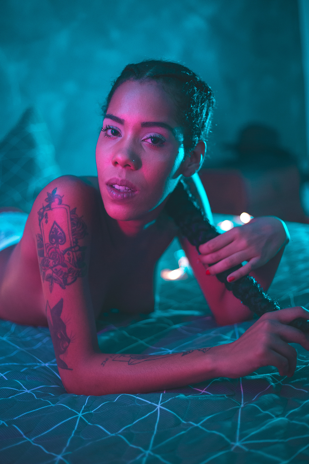 Ensaio sensual casual feminino usando luzes de neon vermelha e azul