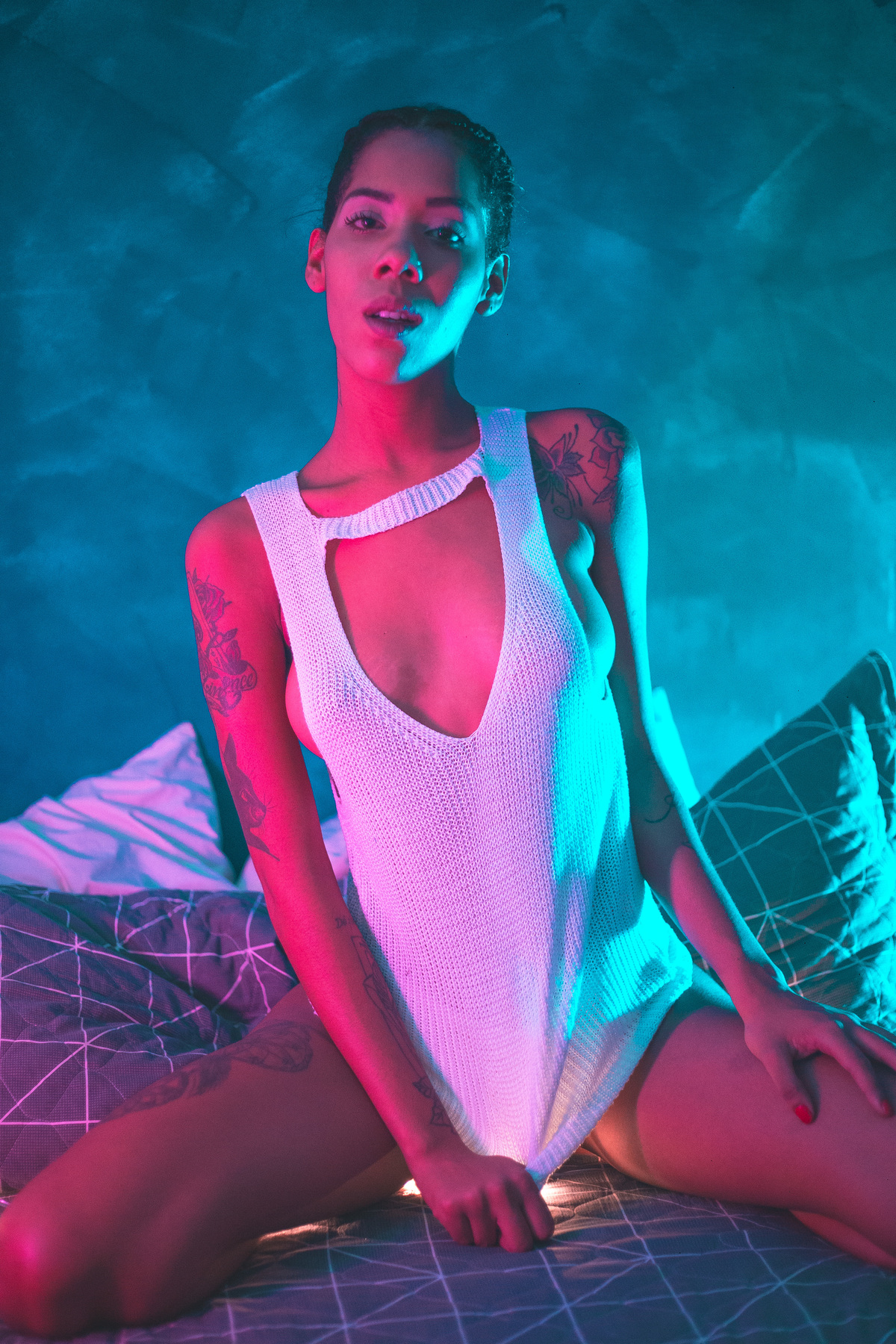 Ensaio sensual casual feminino usando luzes de neon vermelha e azul