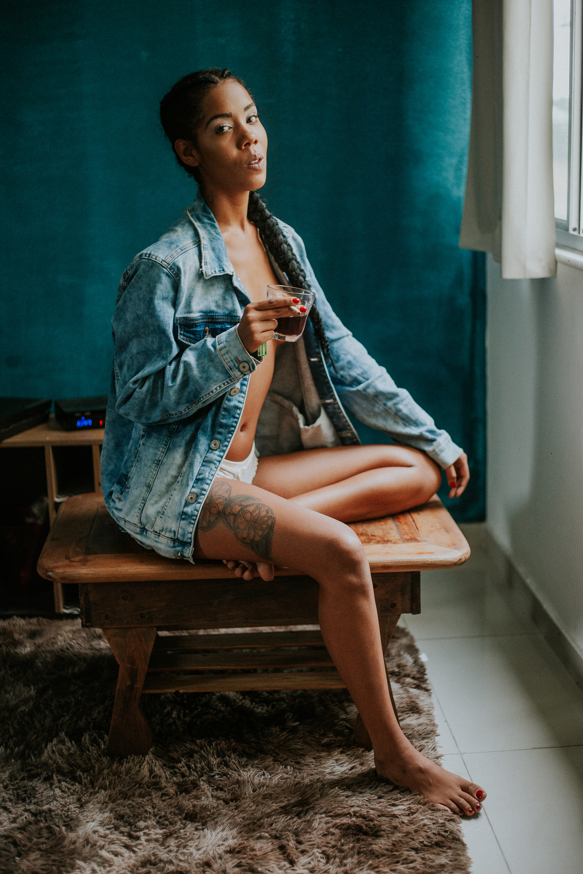 Ensaio feminino sensual casual usando uma jaqueta jeans
