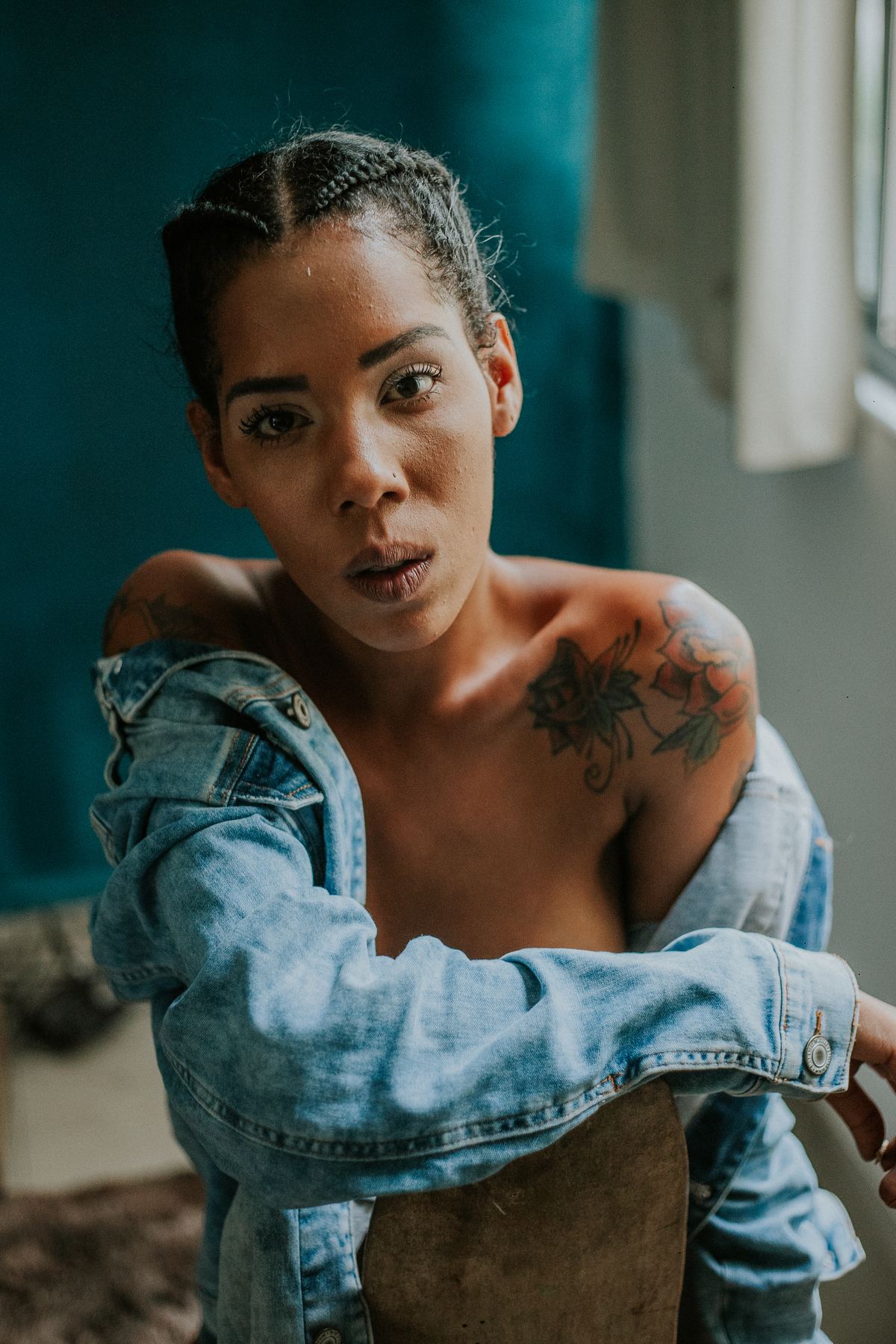 Ensaio feminino sensual casual usando uma jaqueta jeans
