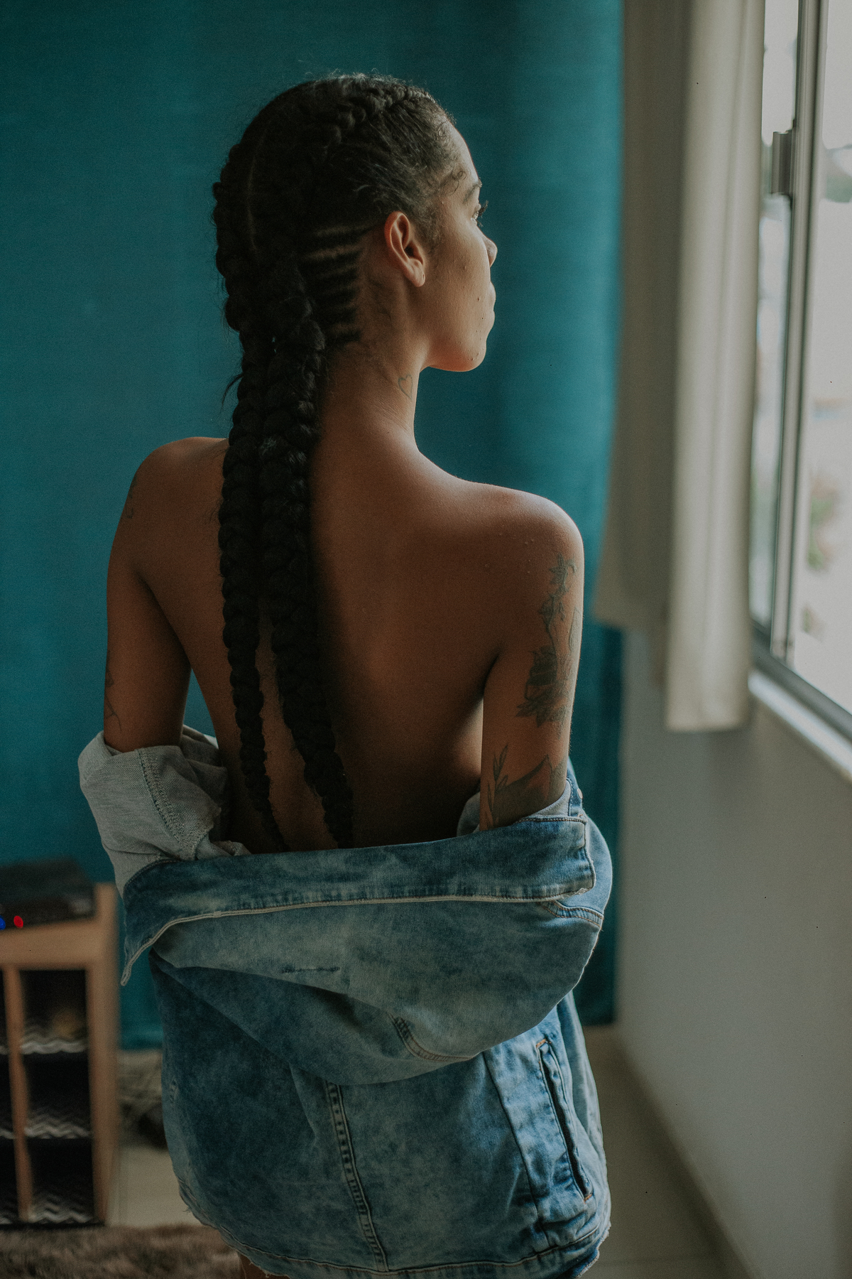 Ensaio feminino sensual casual usando uma jaqueta jeans