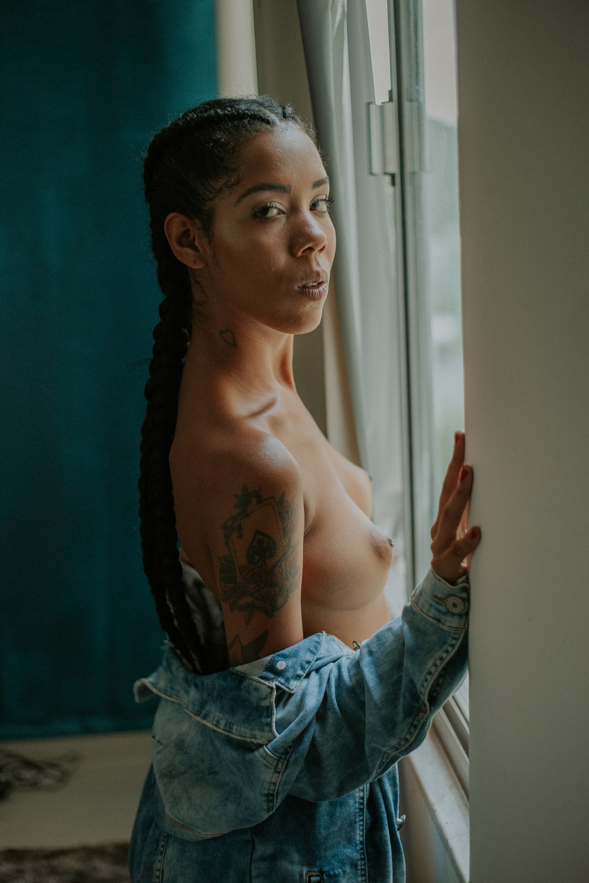 Ensaio feminino sensual casual usando uma jaqueta jeans