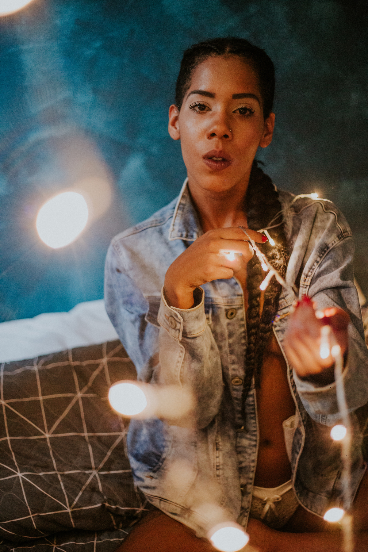 Ensaio sensual casual feminino usando luzes pisca pisca