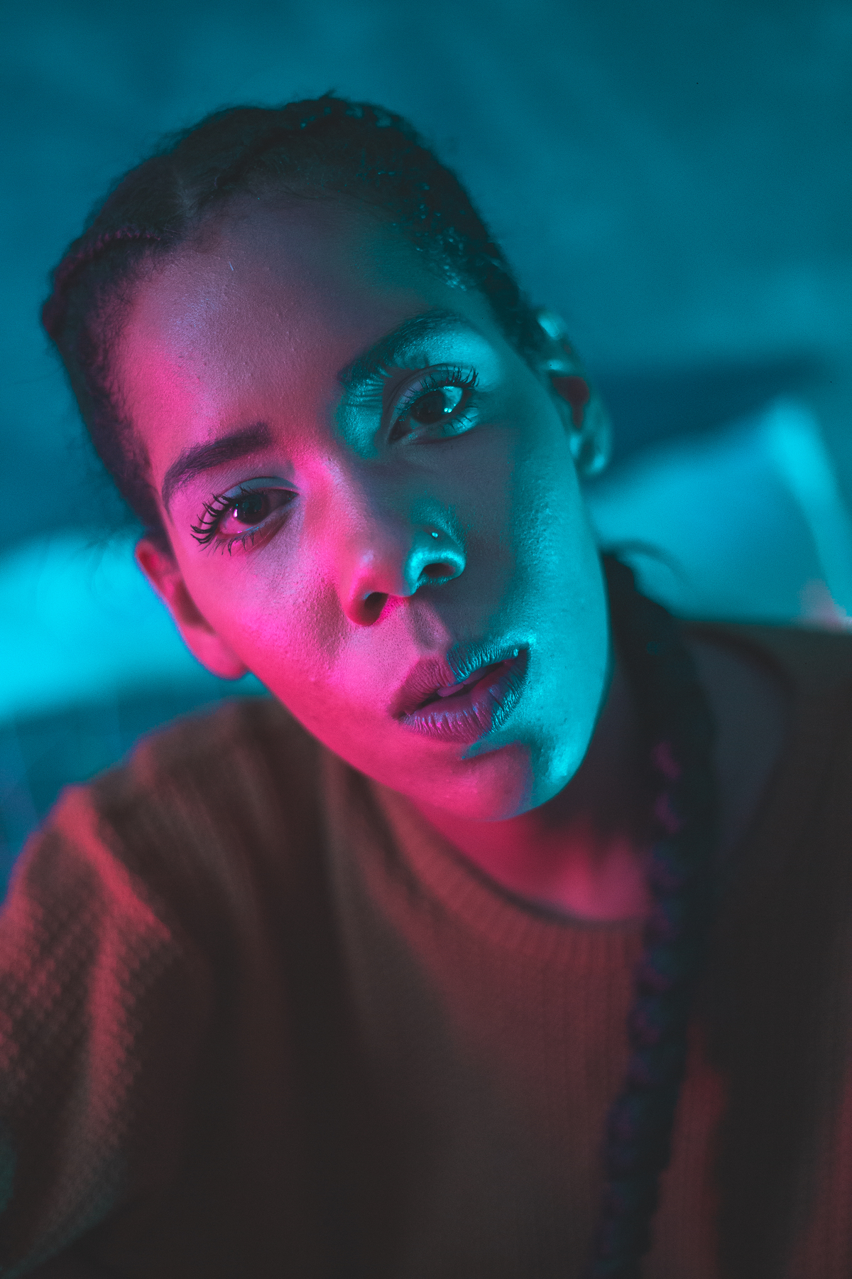 Ensaio sensual casual feminino usando luzes de neon vermelha e azul