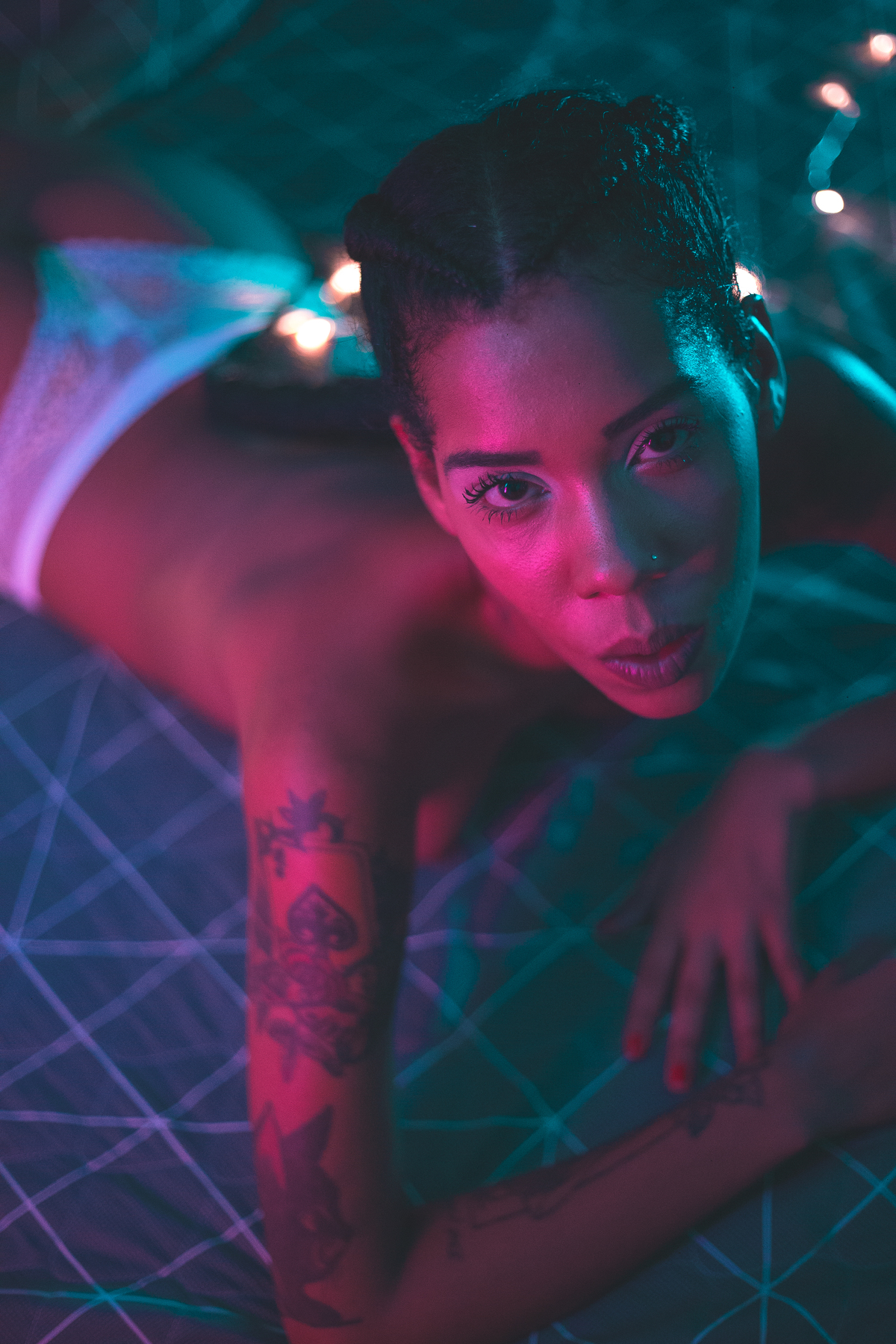 Ensaio sensual casual feminino usando luzes de neon vermelha e azul