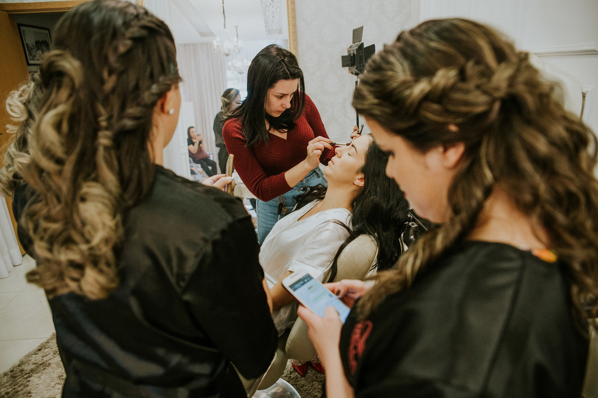  Dia da noiva feito na Simone Siuk em Belo horizonte, no qual a noiva está se arrumando junto com as amigas e com a mãe.