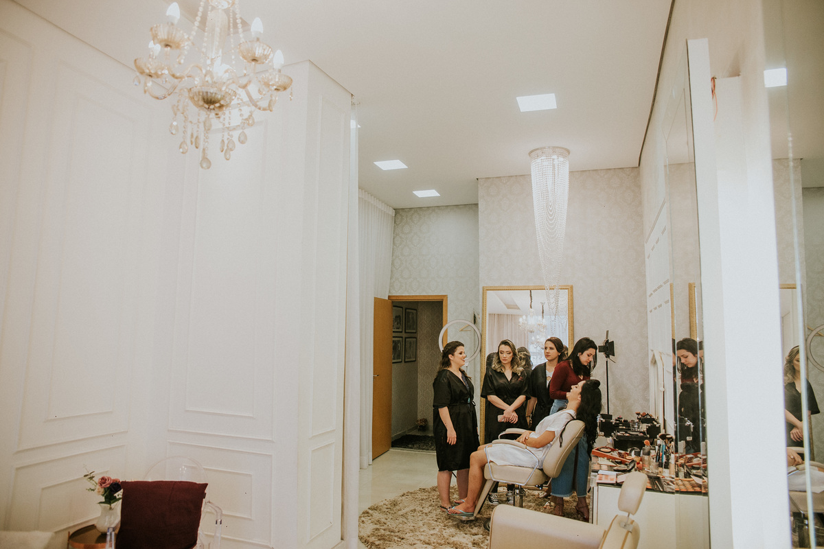  Dia da noiva feito na Simone Siuk em Belo horizonte, no qual a noiva está se arrumando junto com as amigas e com a mãe.