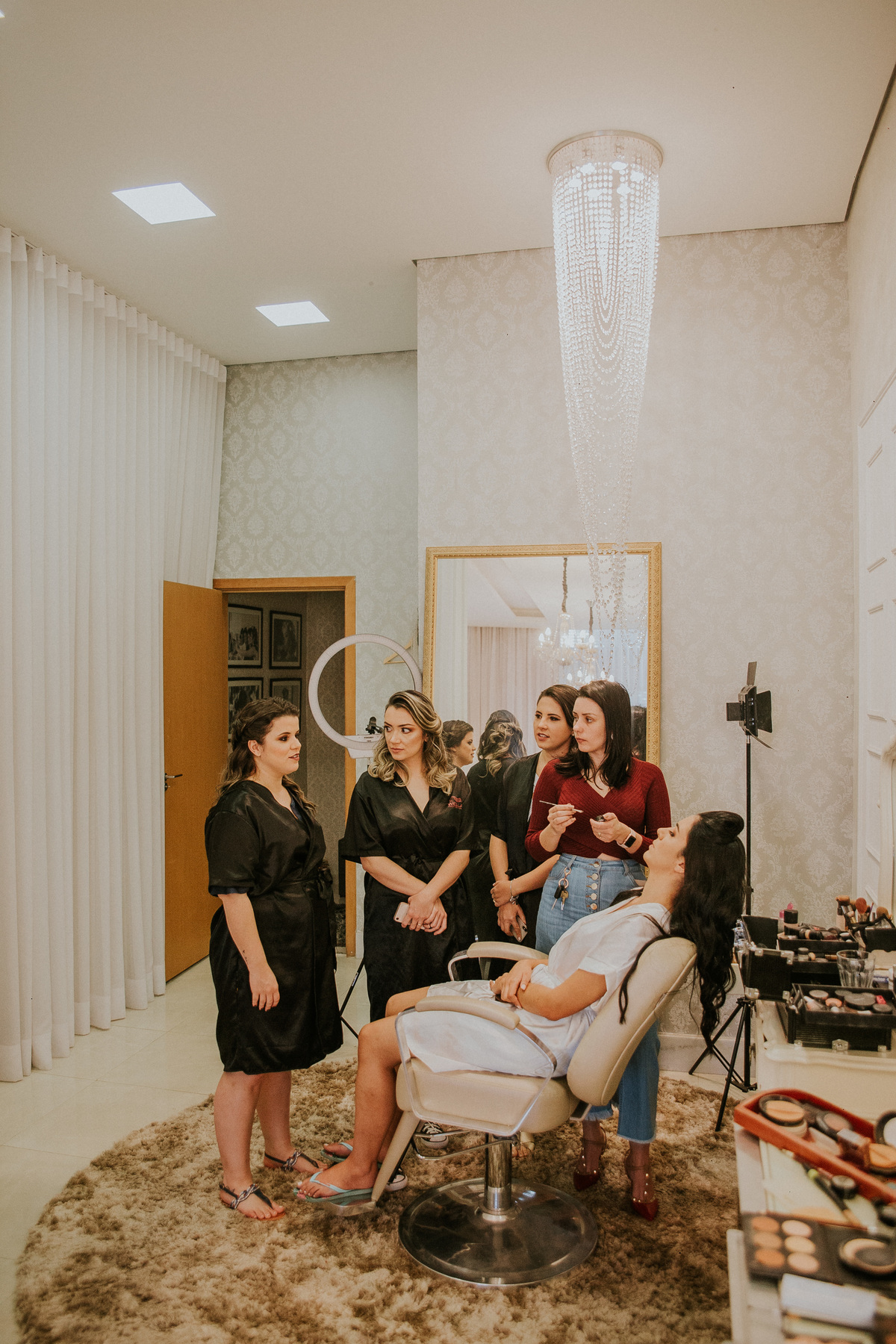  Dia da noiva feito na Simone Siuk em Belo horizonte, no qual a noiva está se arrumando junto com as amigas e com a mãe.